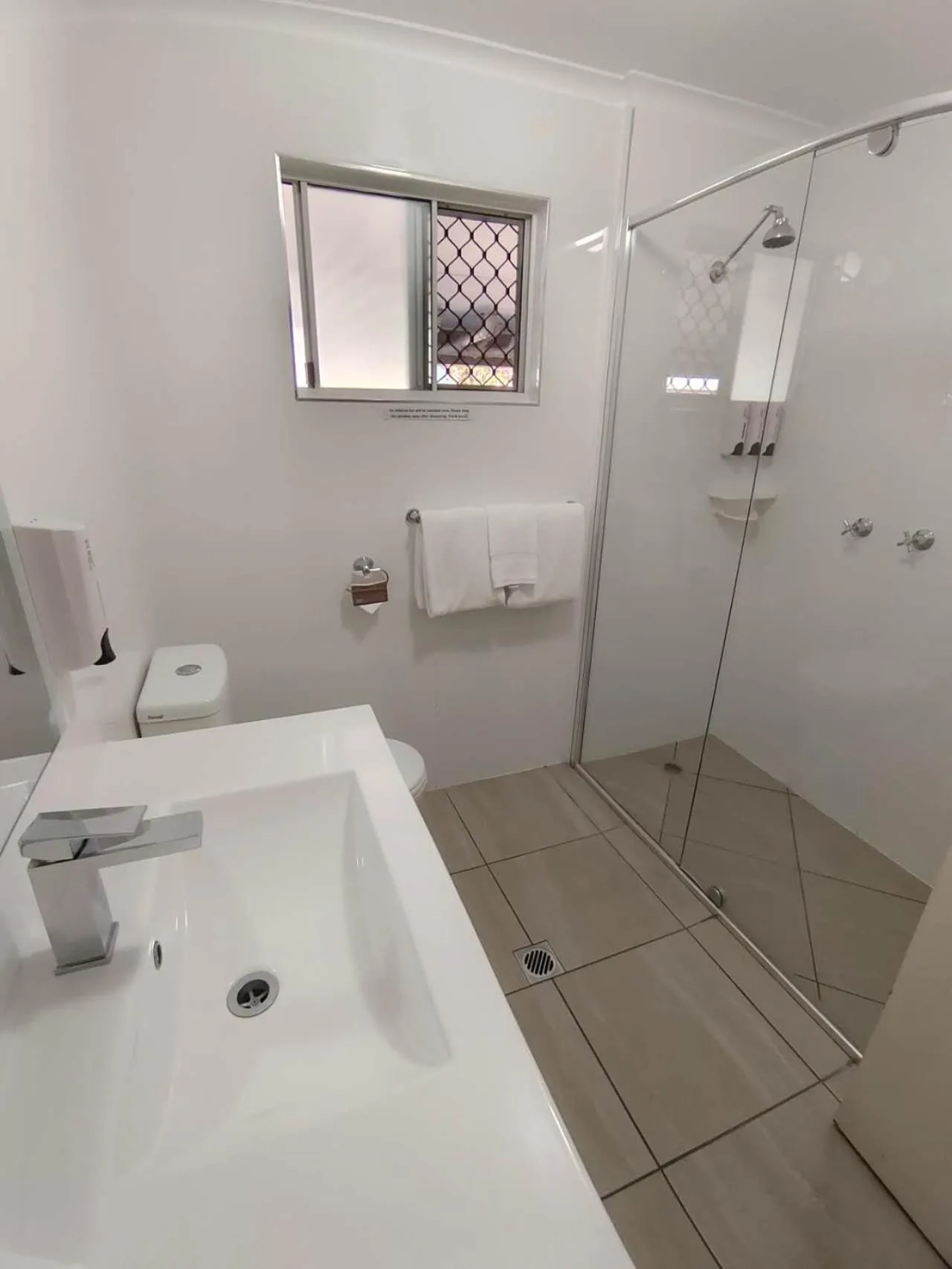 Shower in Best Western Ambassador Motor Lodge