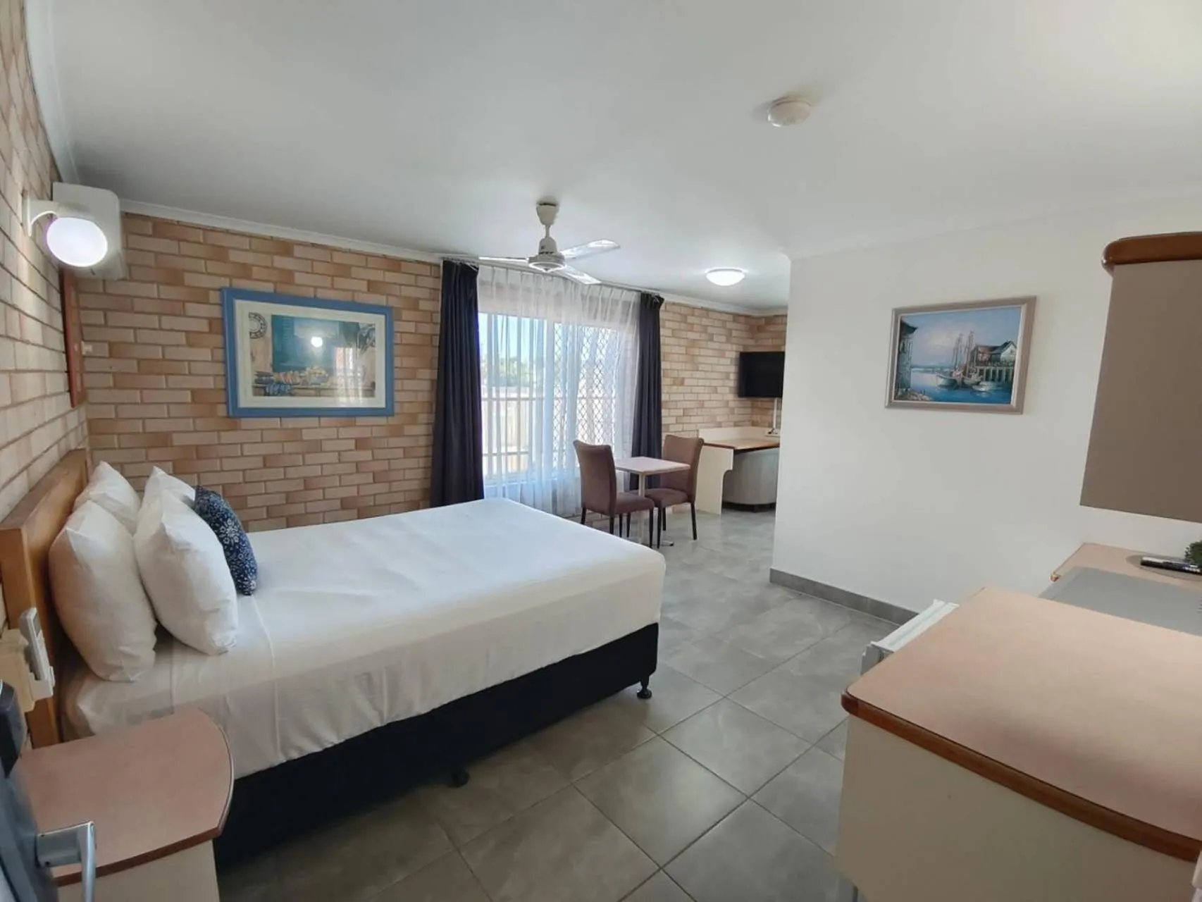 Bed in Best Western Ambassador Motor Lodge