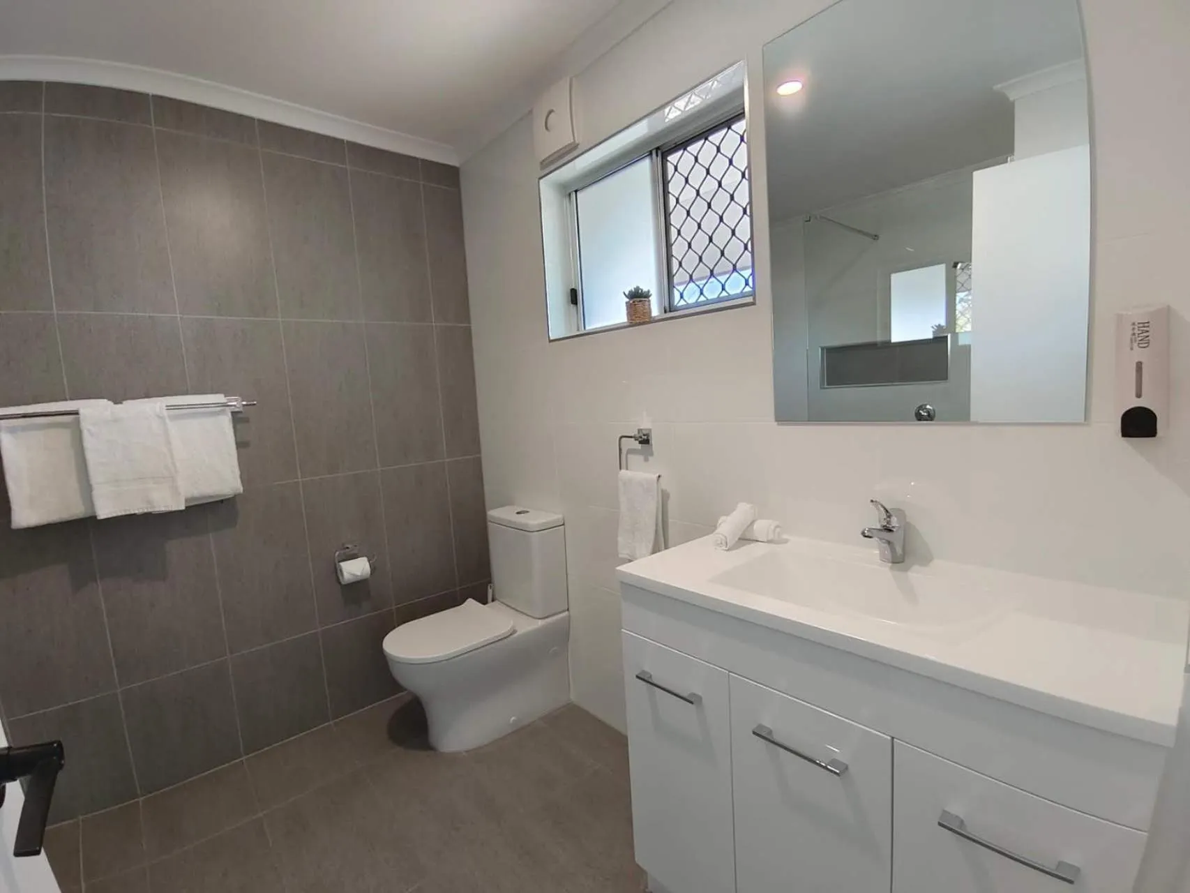 Shower in Best Western Ambassador Motor Lodge