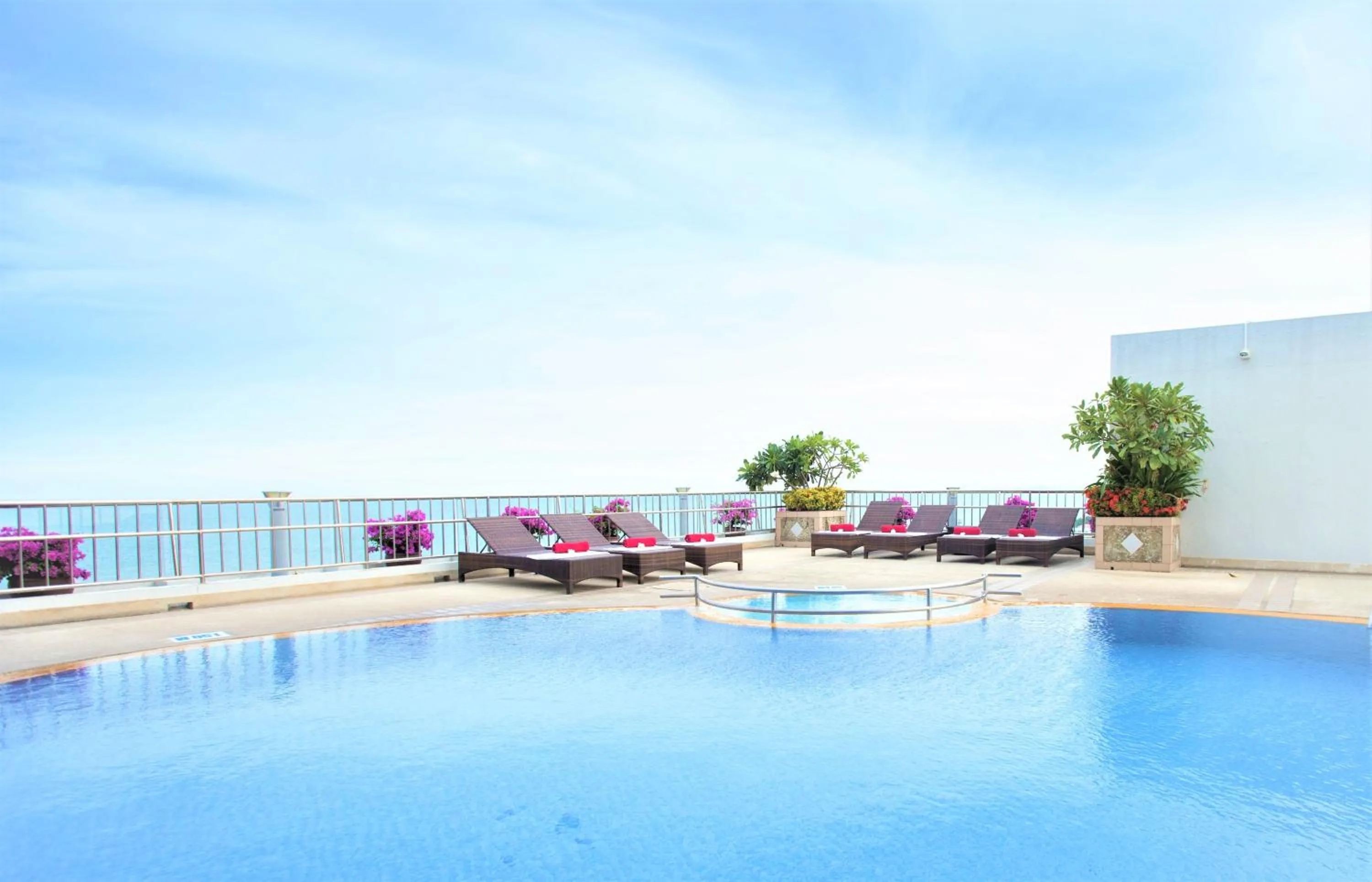 Swimming pool in Asia Cha-am Hotel