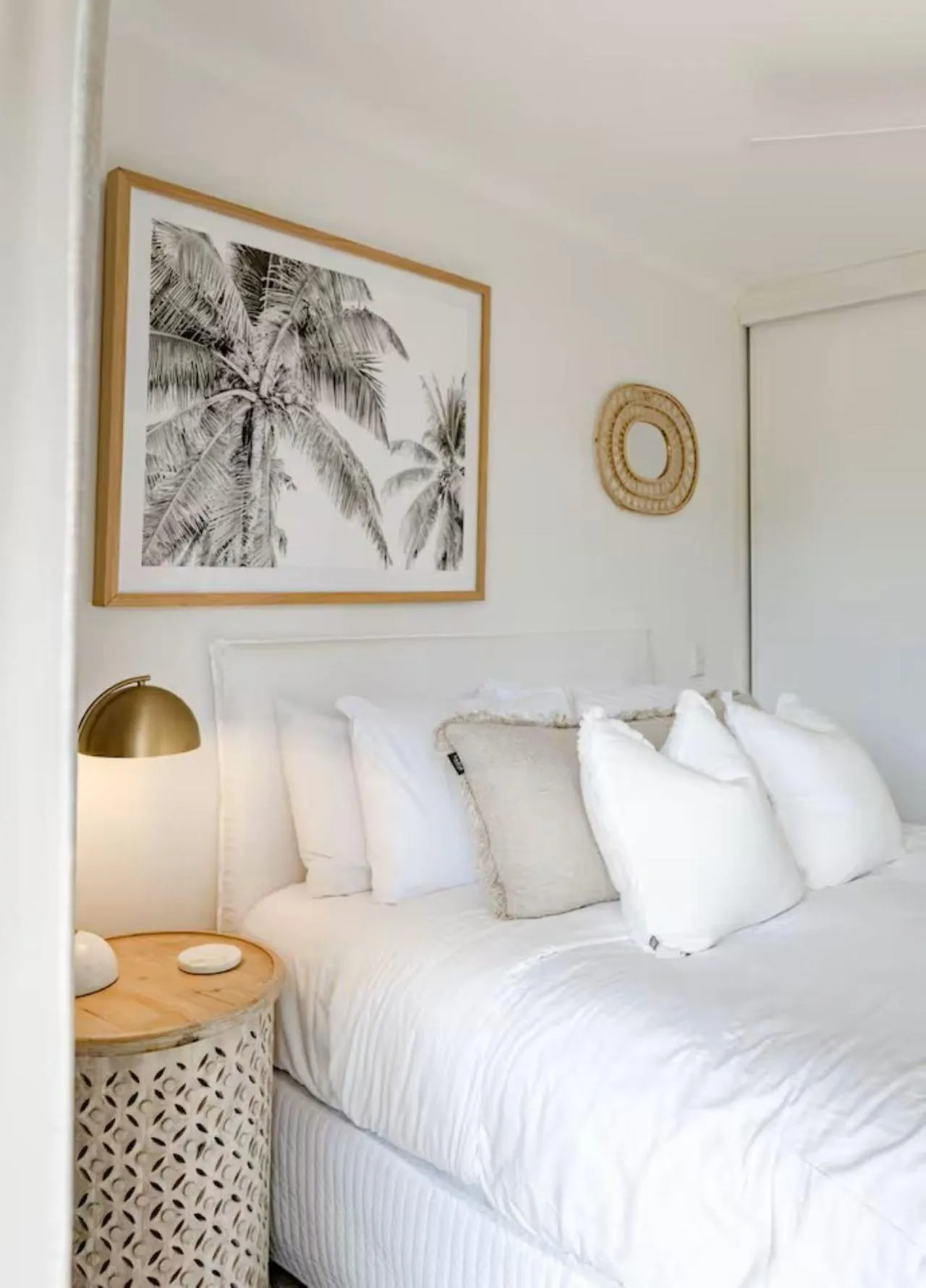 Bed in Noosa Parade Holiday Inn