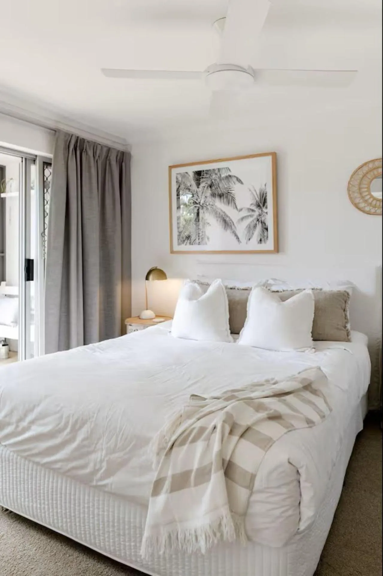 Bed in Noosa Parade Holiday Inn