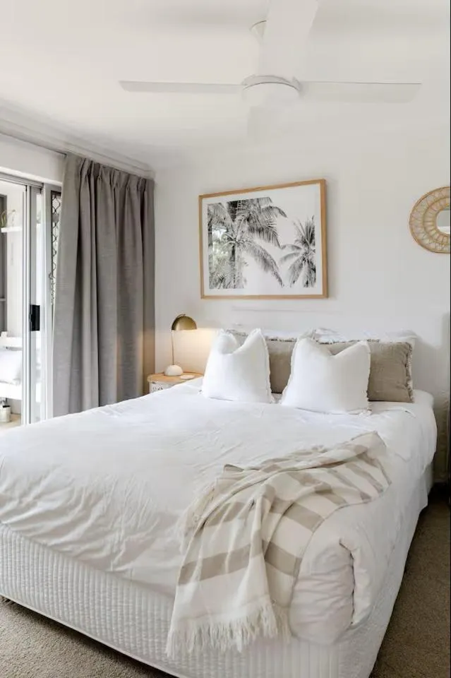 Bedroom, Bed in Noosa Parade Holiday Inn