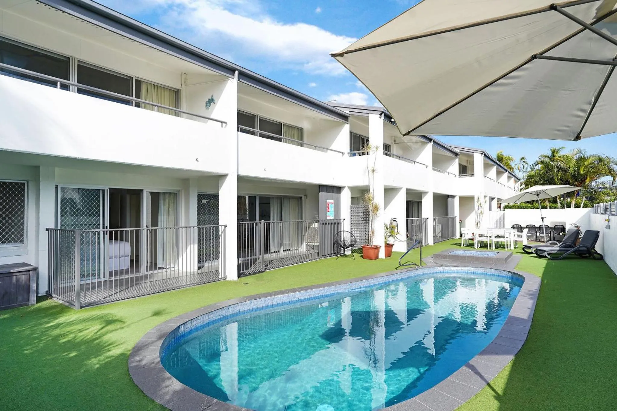 Swimming pool in Noosa Parade Holiday Inn