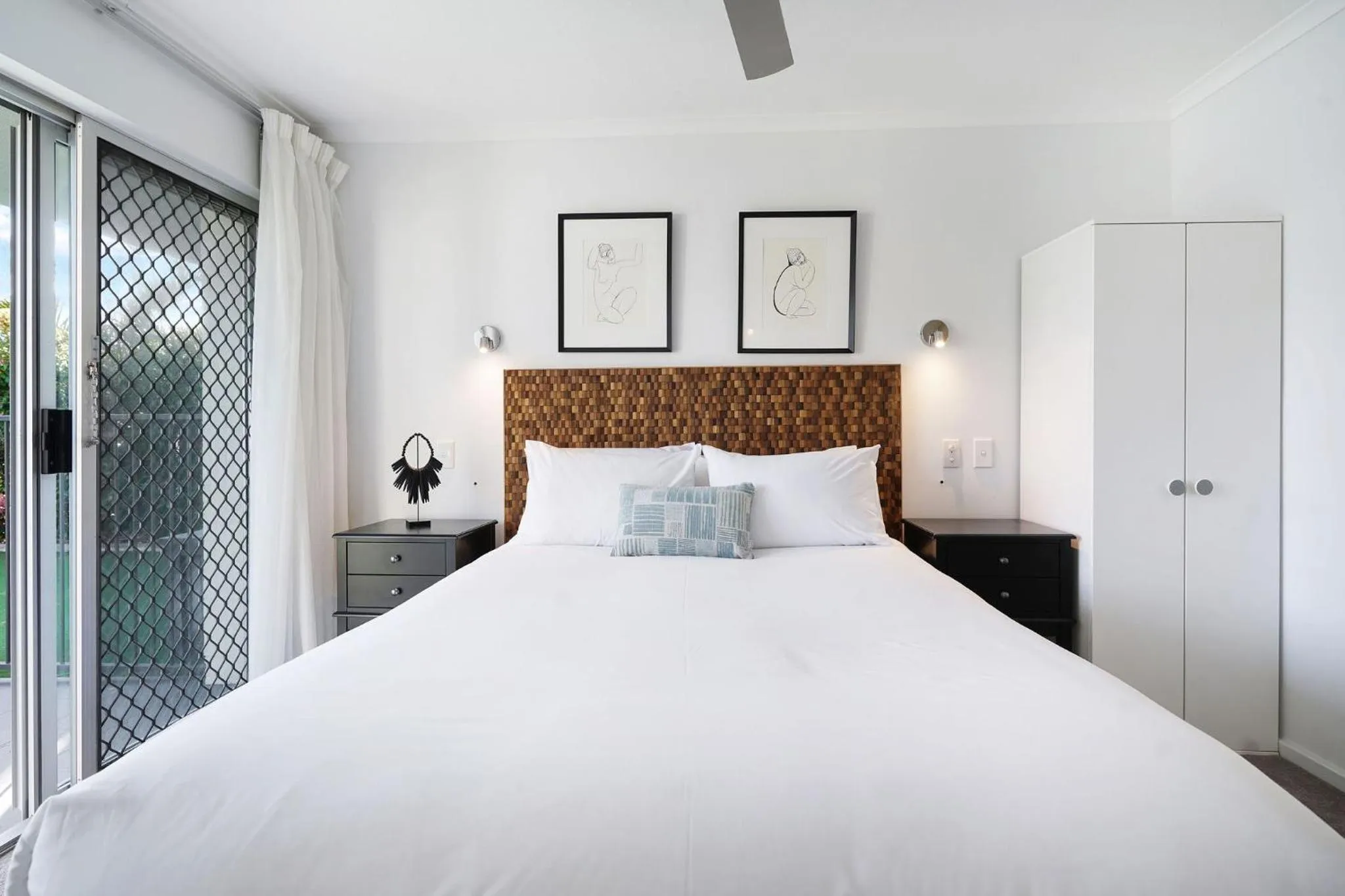 Bed in Noosa Parade Holiday Inn