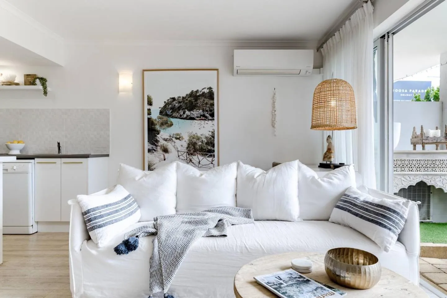 Seating area in Noosa Parade Holiday Inn