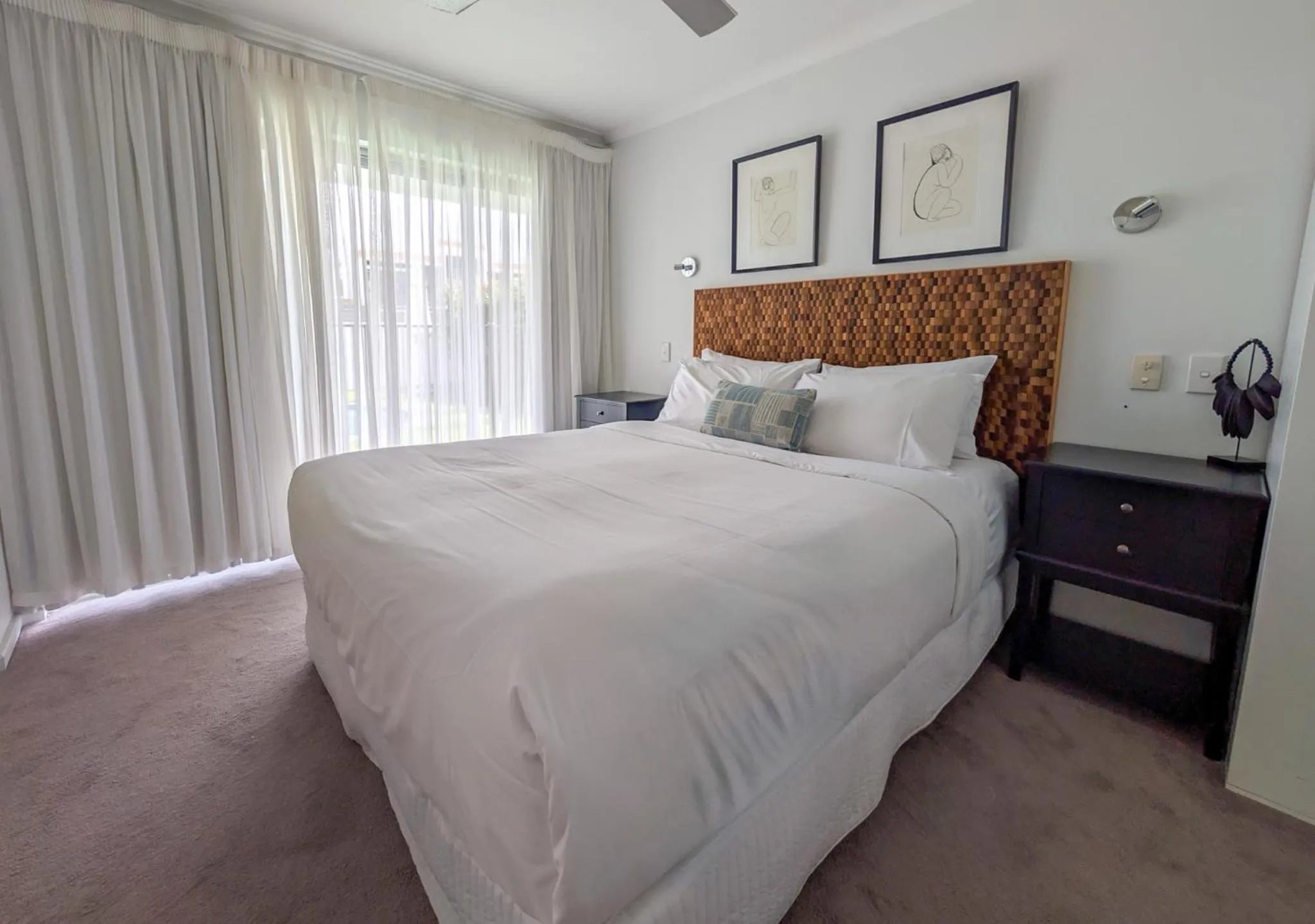 Bed in Noosa Parade Holiday Inn