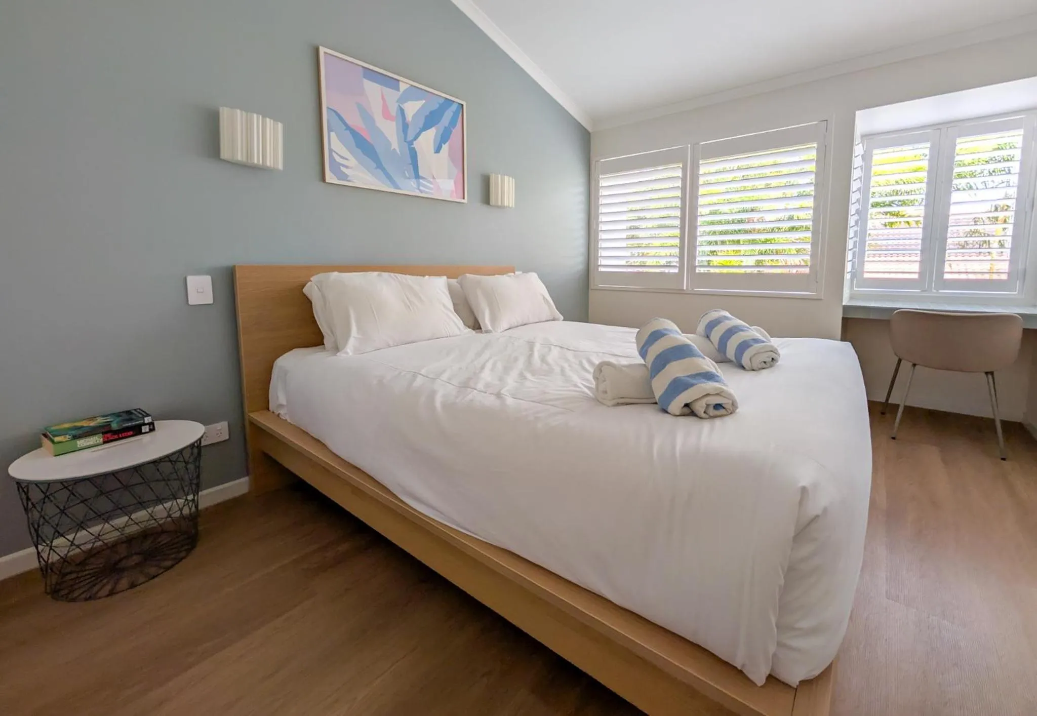 Bed in Noosa Parade Holiday Inn