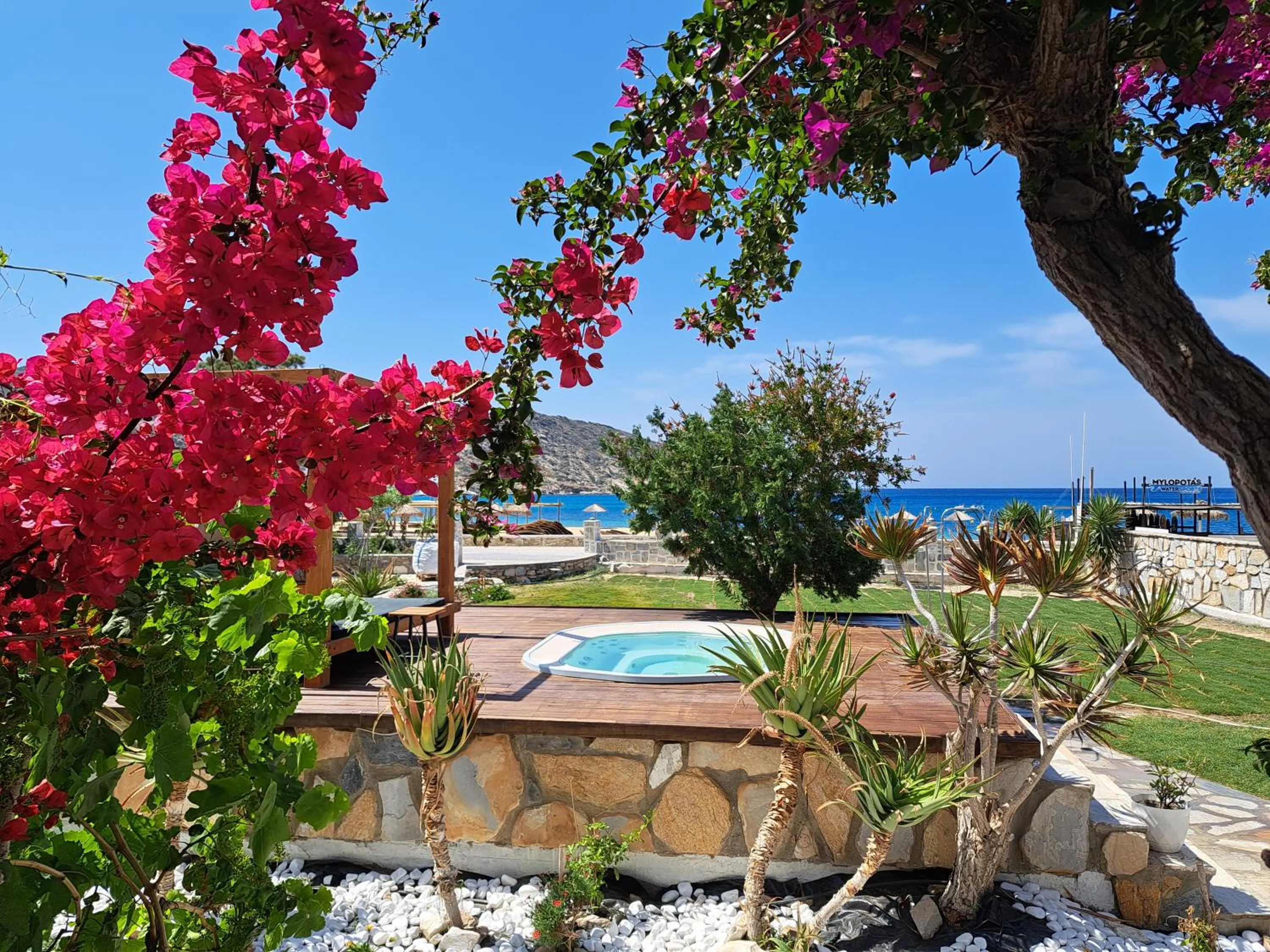 Garden view in Nissos Ios