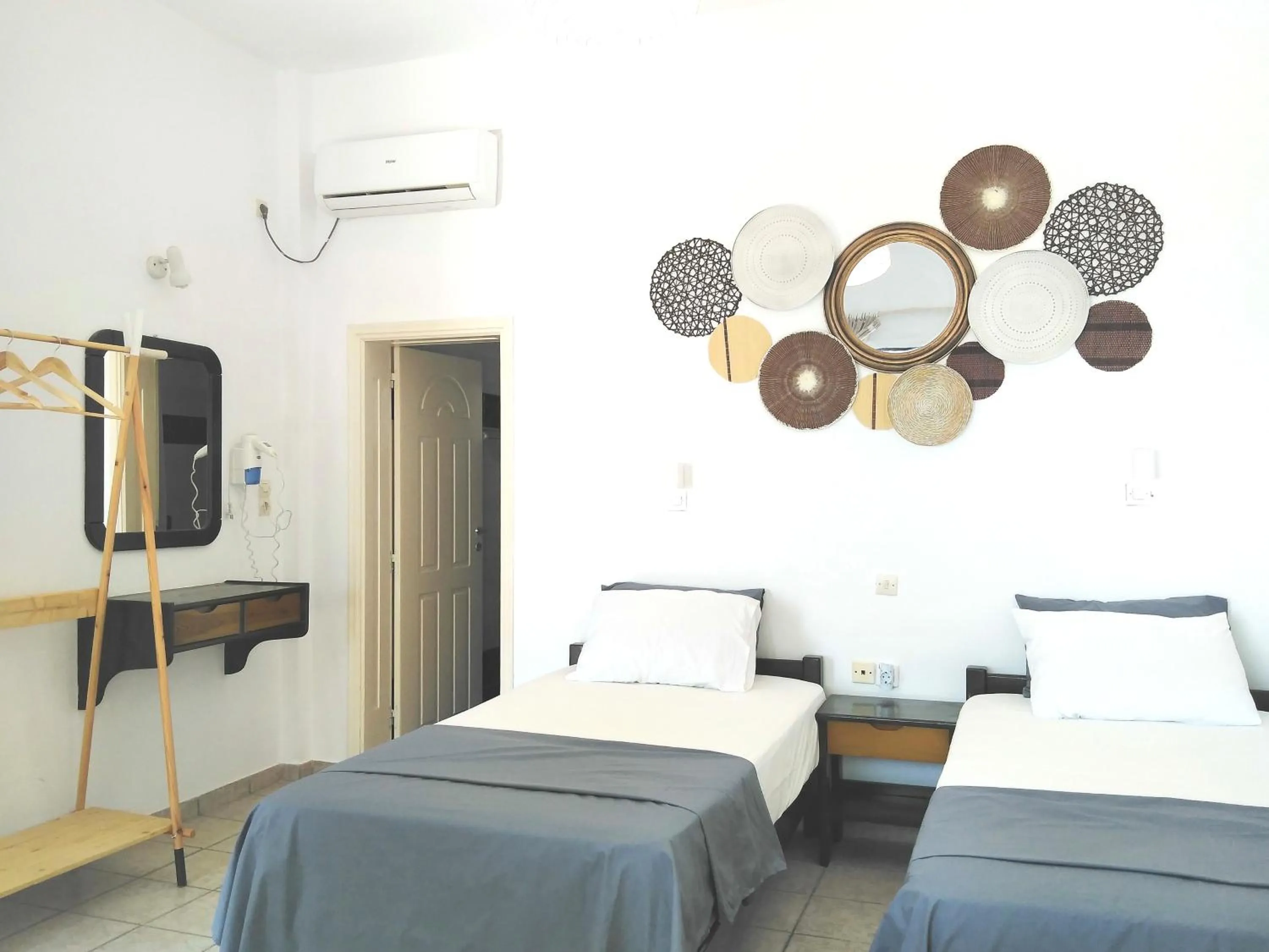 Photo of the whole room, Bed in Nissos Ios