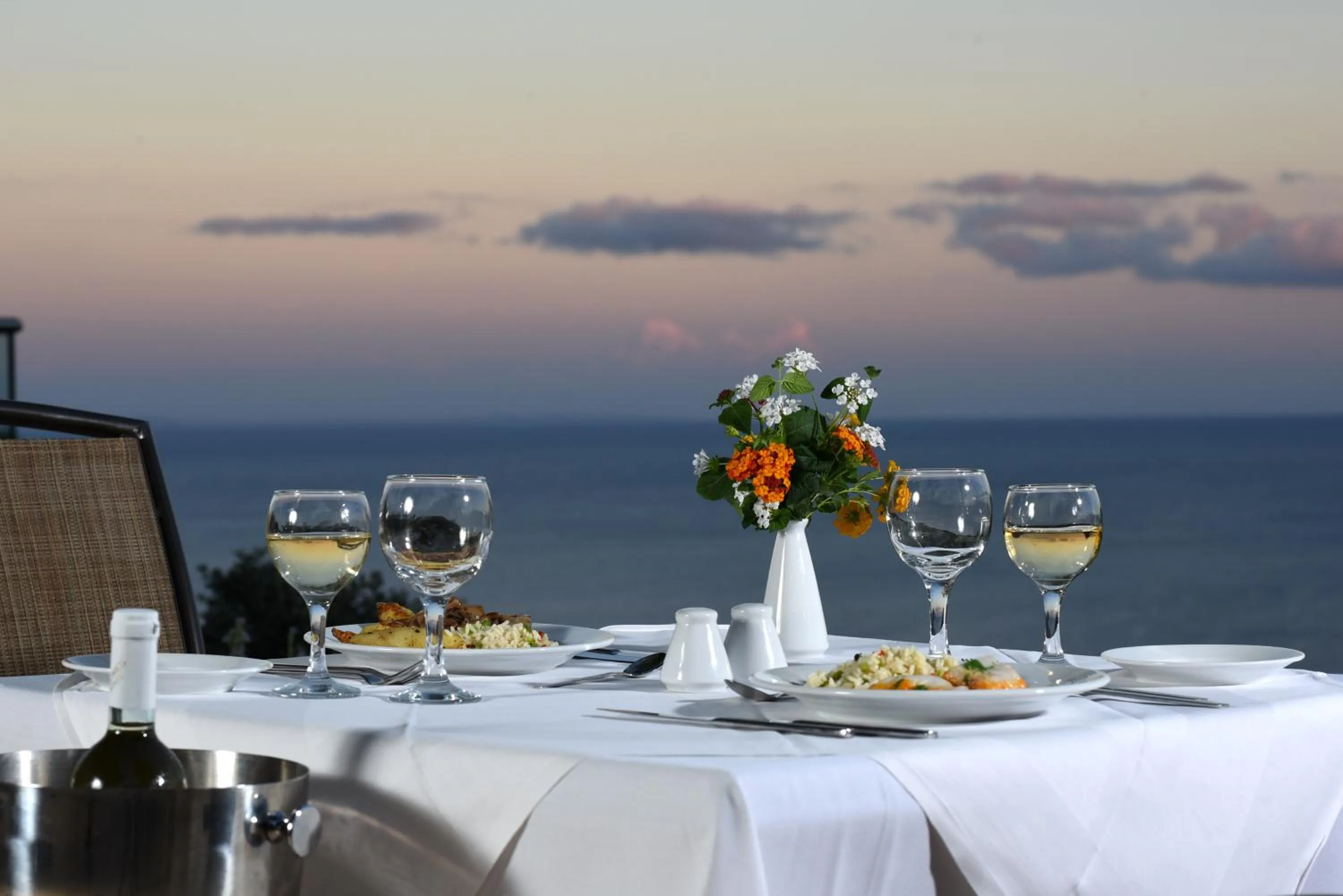 Restaurant/places to eat in Avalon Palace Hotel