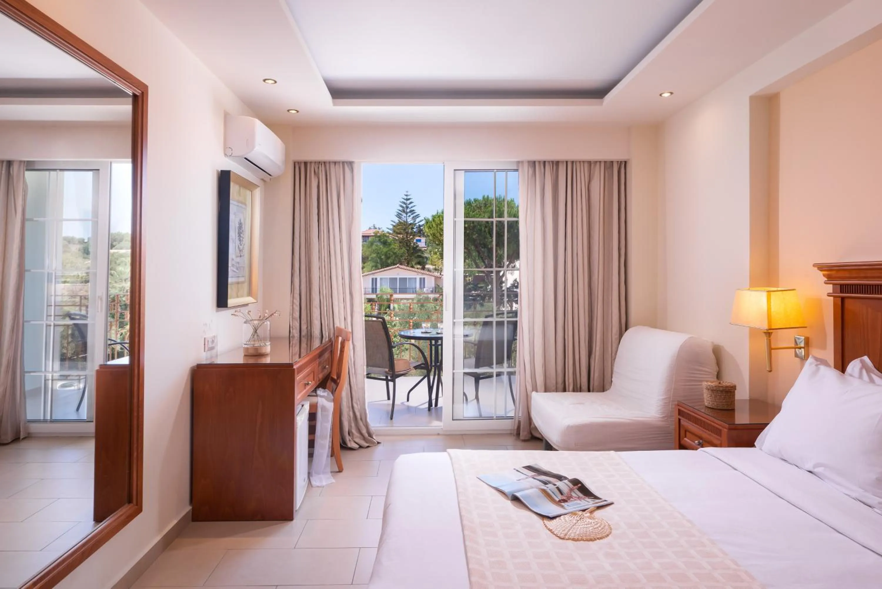 Garden, Bed in Avalon Palace Hotel