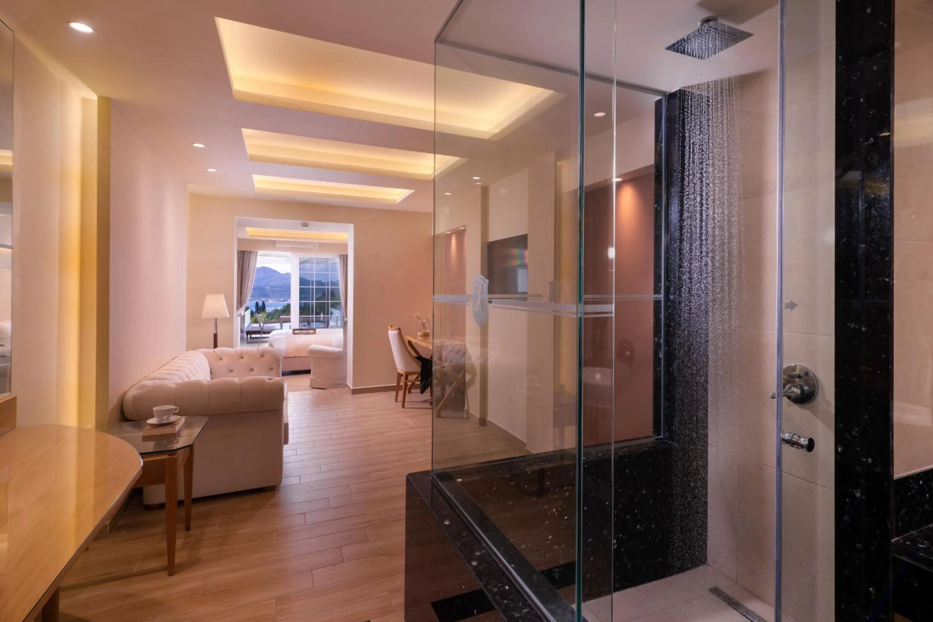 Shower in Avalon Palace Hotel