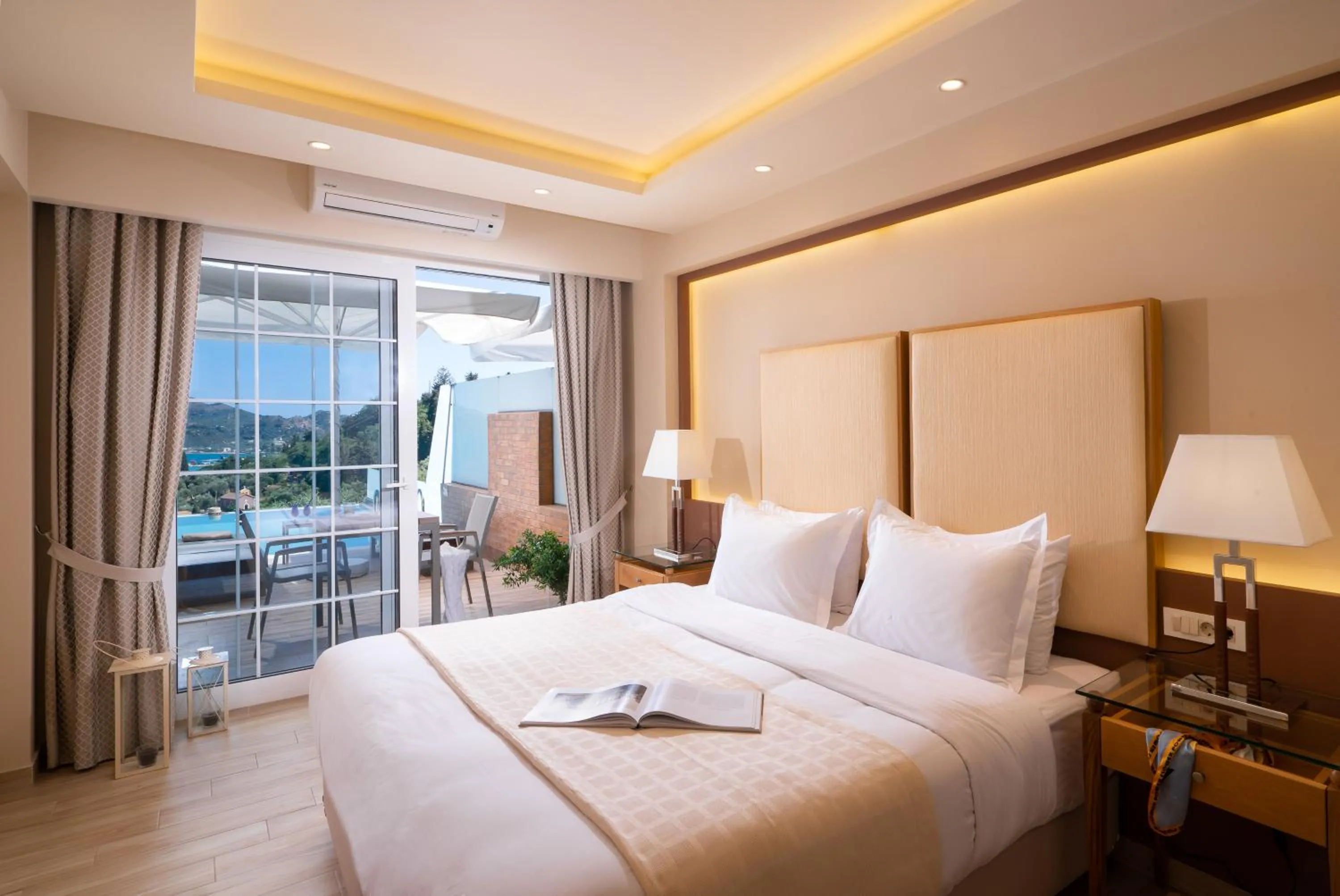 Bed in Avalon Palace Hotel