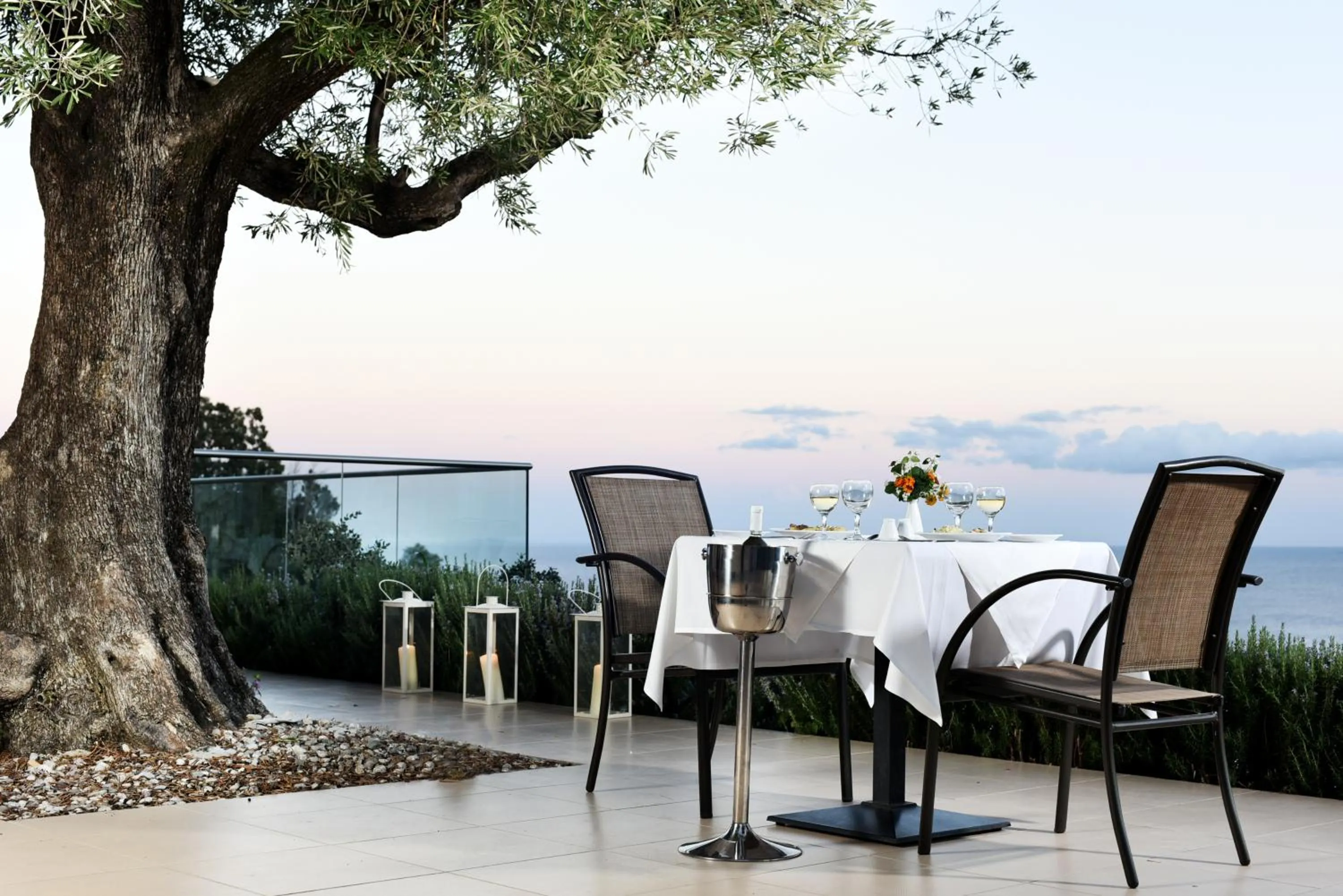 Restaurant/places to eat in Avalon Palace Hotel