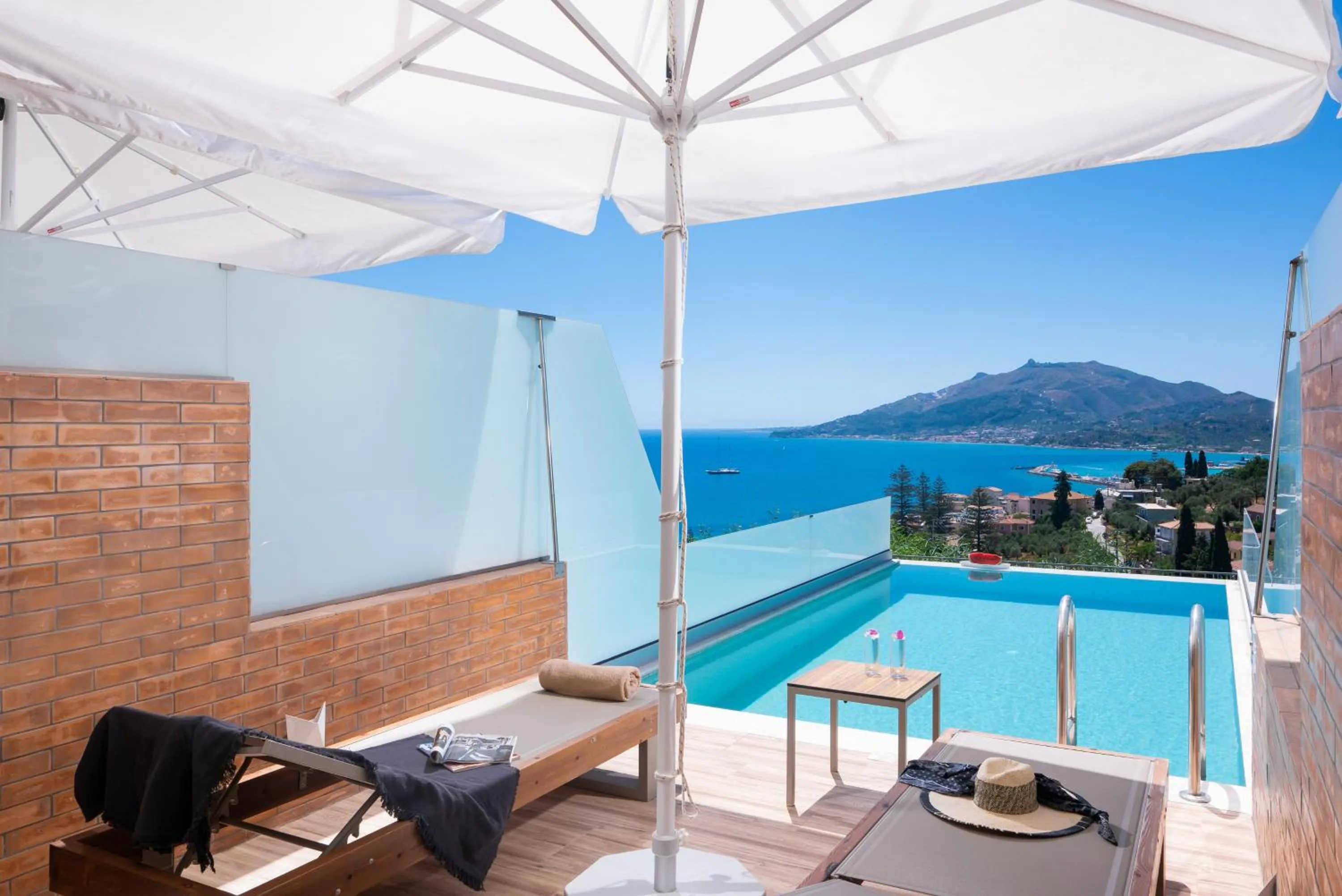 Swimming pool in Avalon Palace Hotel