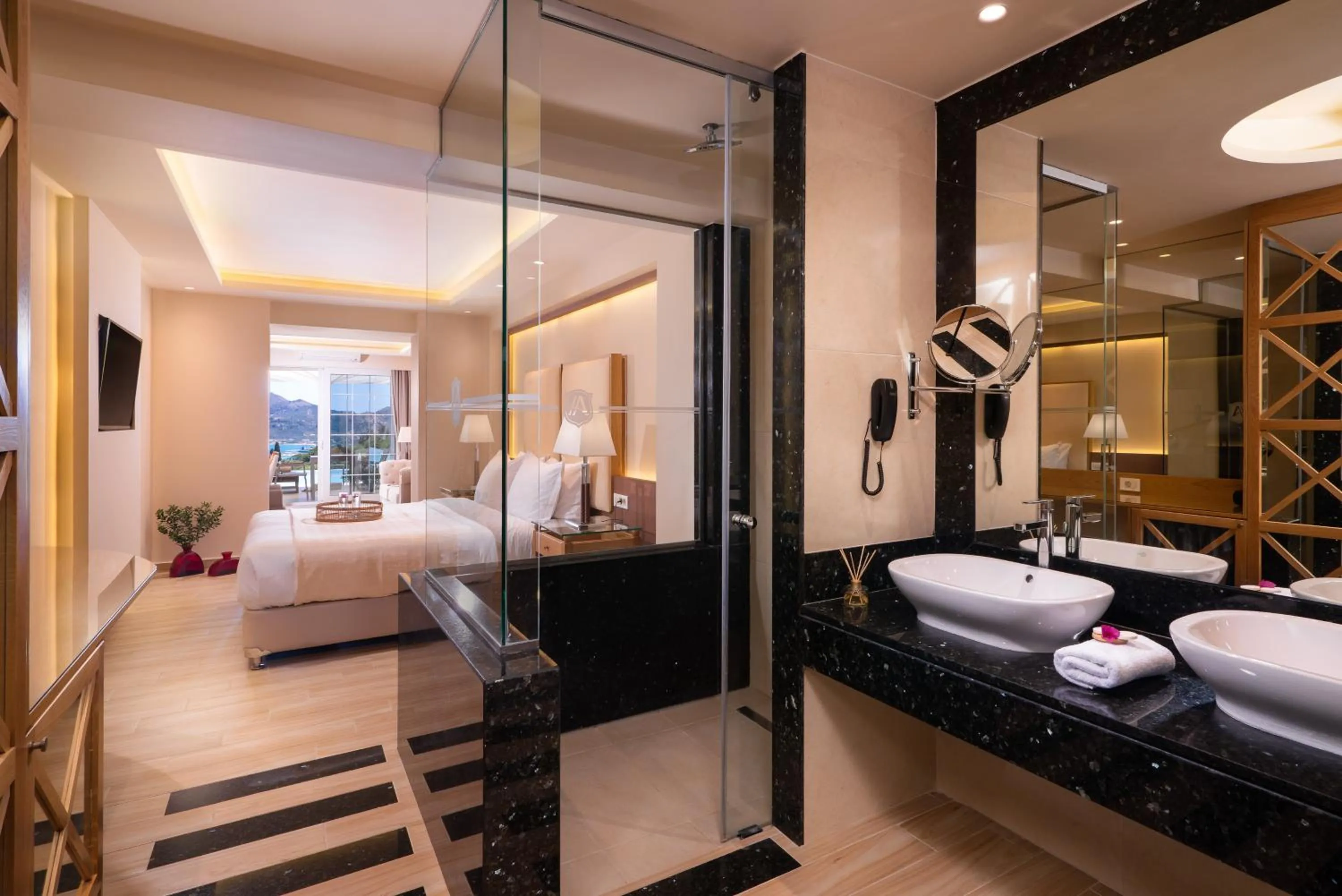 Shower, Bed in Avalon Palace Hotel