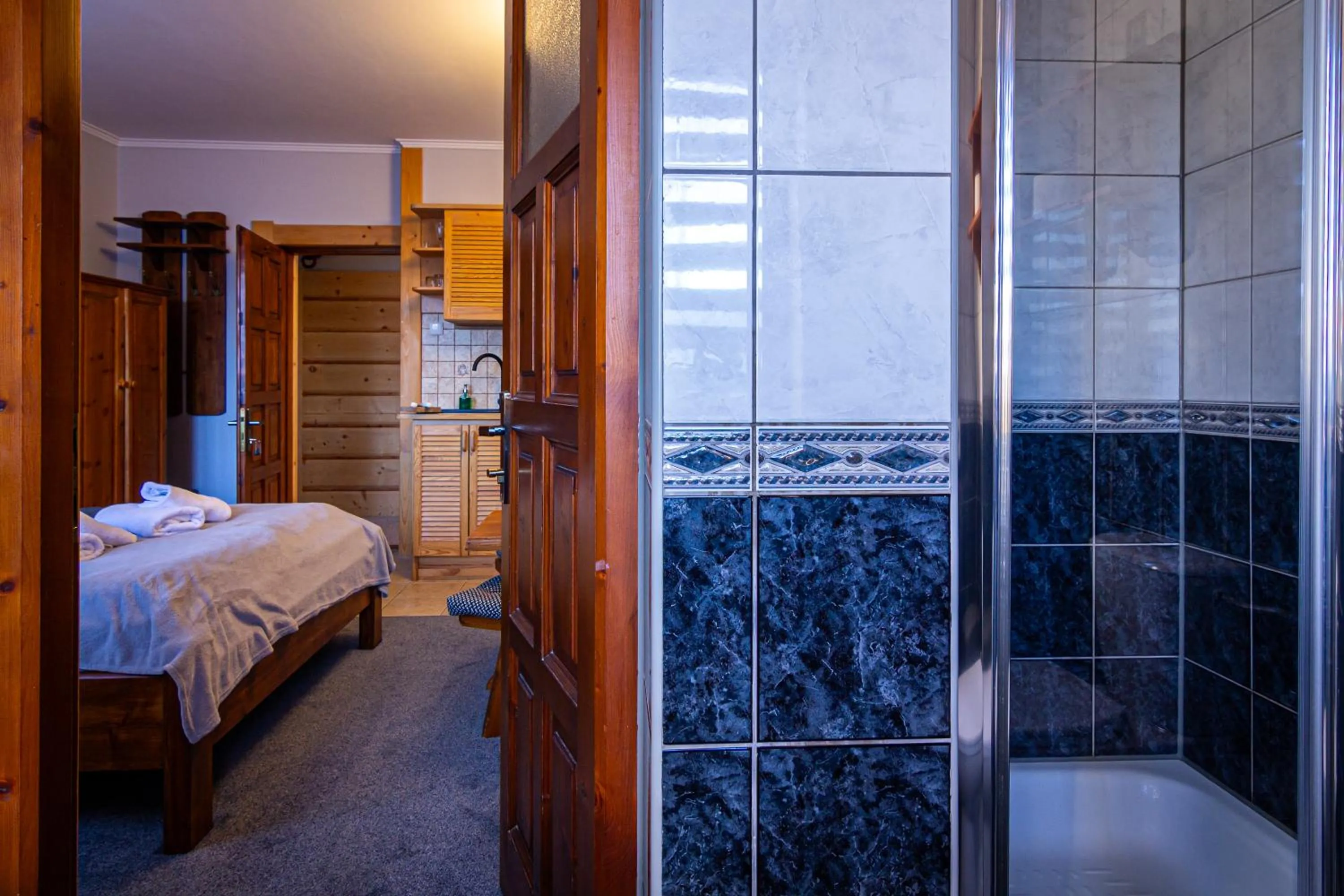 Shower, Bed in Aparthotel Pod Nosalem