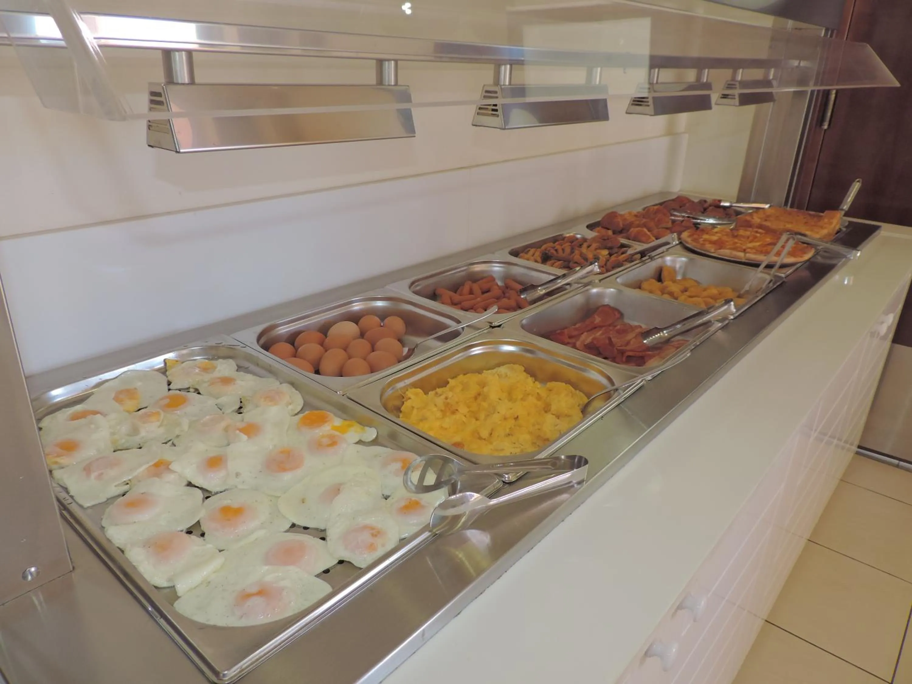 Buffet breakfast in La Casa Di Napa Apartments