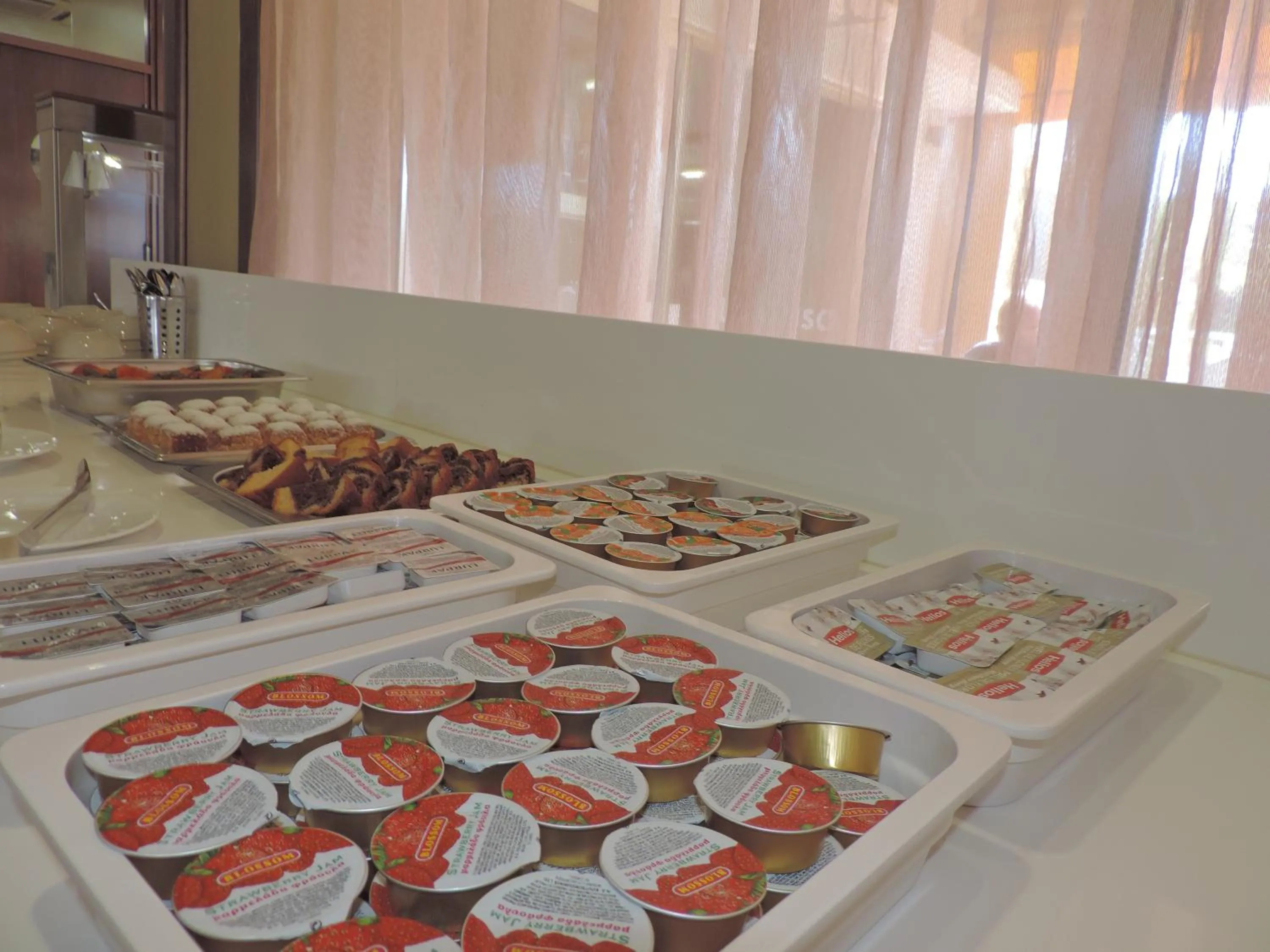 Buffet breakfast in La Casa Di Napa Apartments