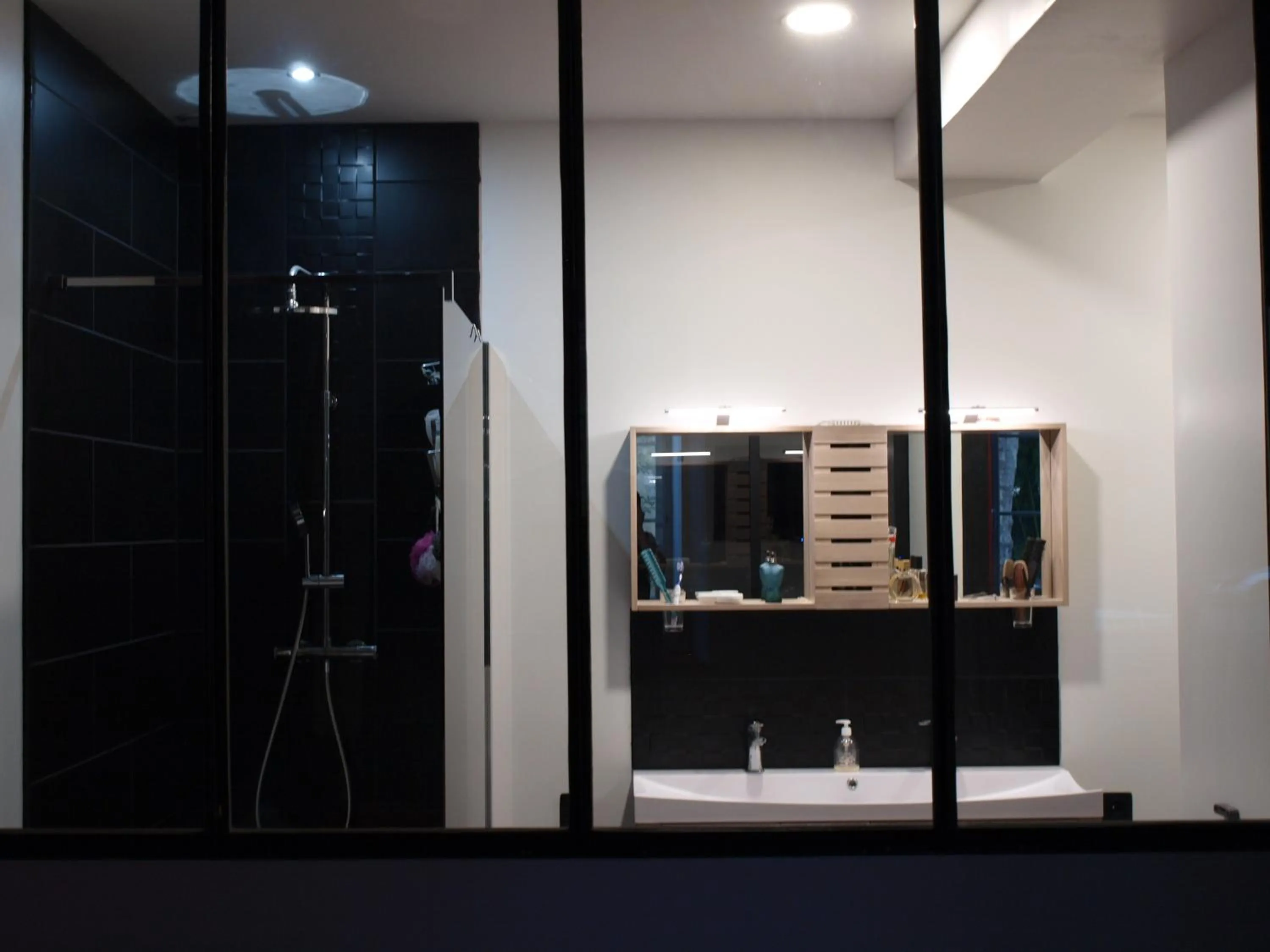 Shower in Calme et Volupté