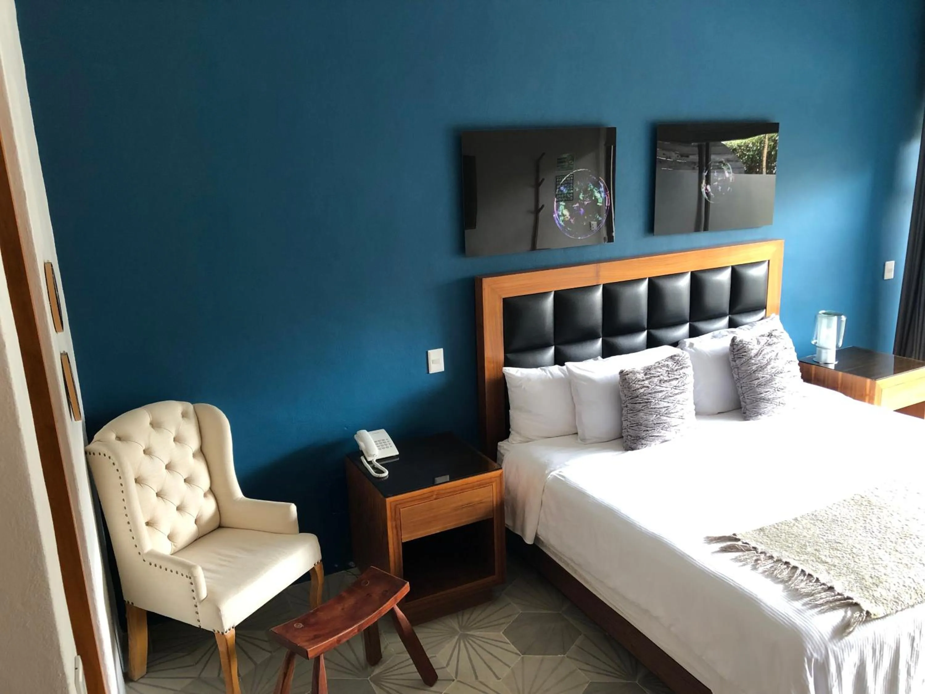 Communal lounge/ TV room, Bed in Hotel Boutique Unico Avandaro