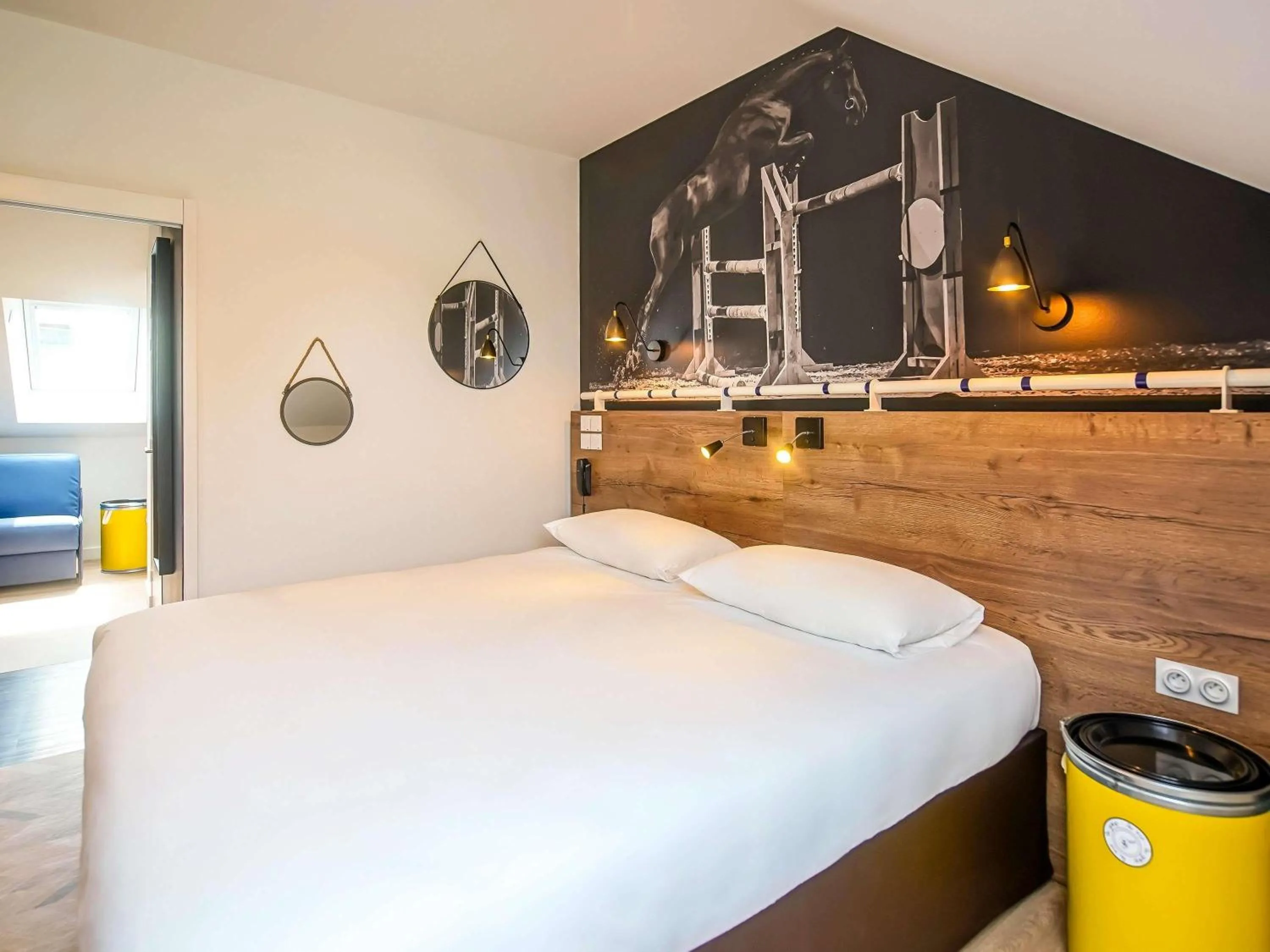 Bedroom, Bed in ibis Styles Saumur Gare Centre