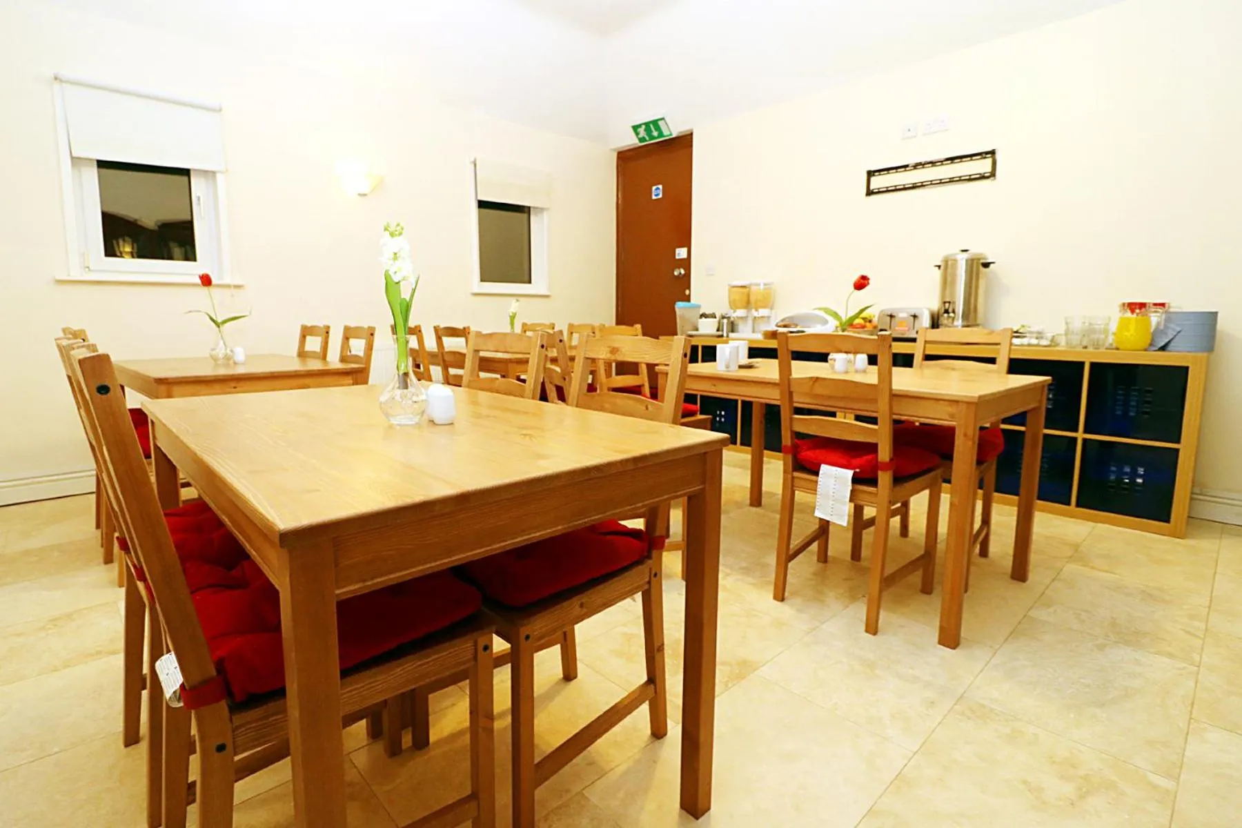 Continental breakfast, Restaurant/Places to Eat in Gatwick Inn Hotel - For A Peaceful Overnight Stay