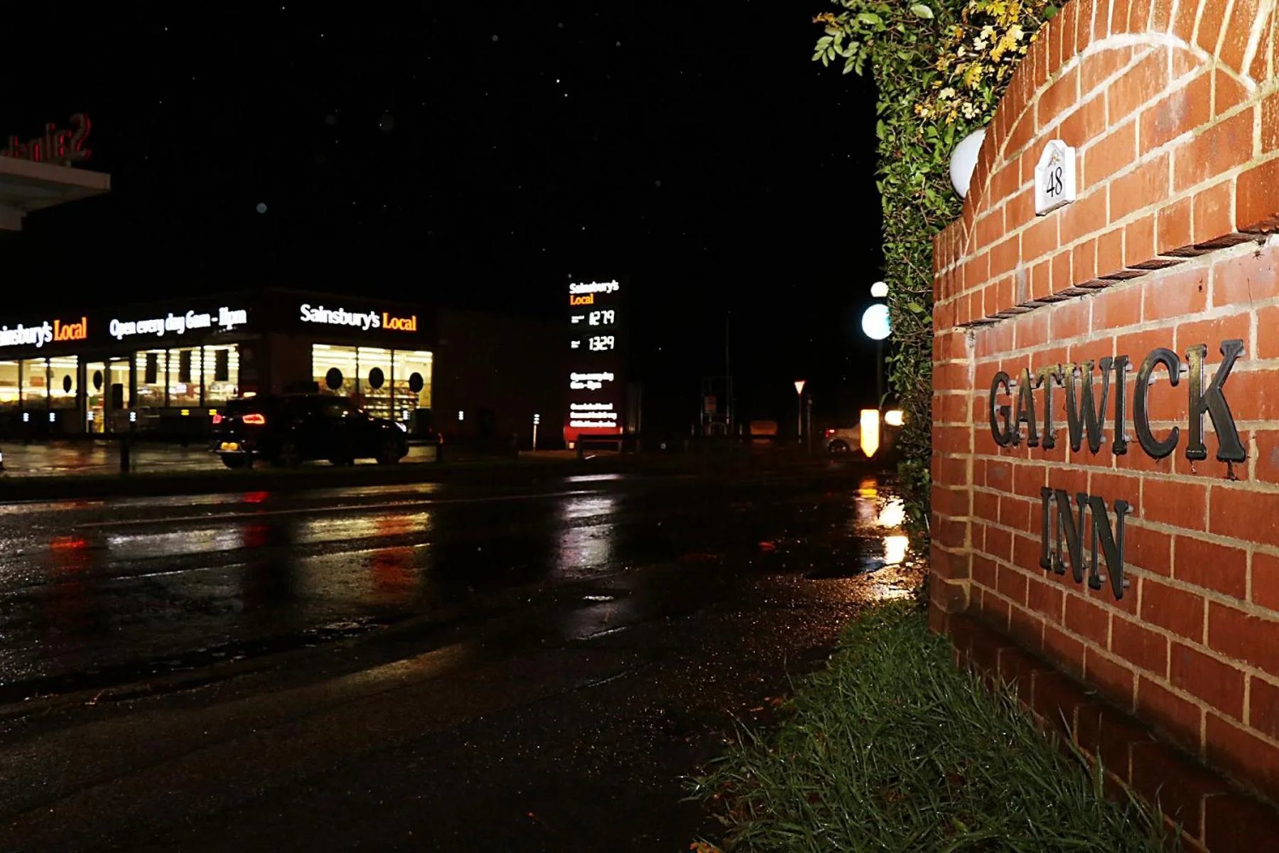 Property Building in Gatwick Inn Hotel - For A Peaceful Overnight Stay