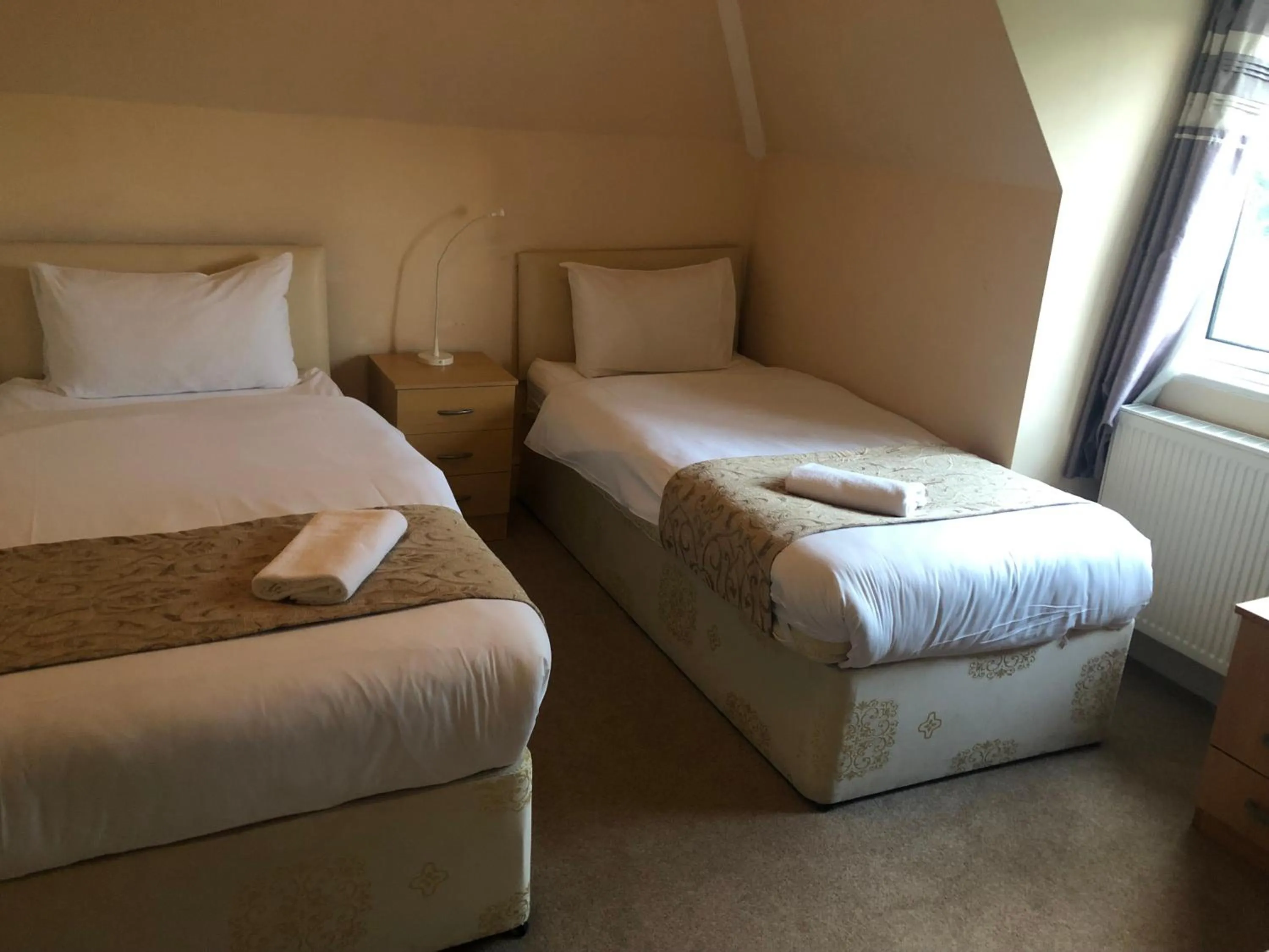 Bed in Gatwick Inn Hotel - For A Peaceful Overnight Stay