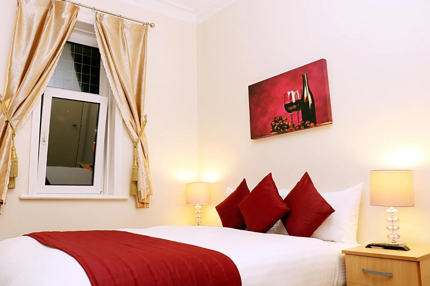 Bed in Gatwick Inn Hotel - For A Peaceful Overnight Stay