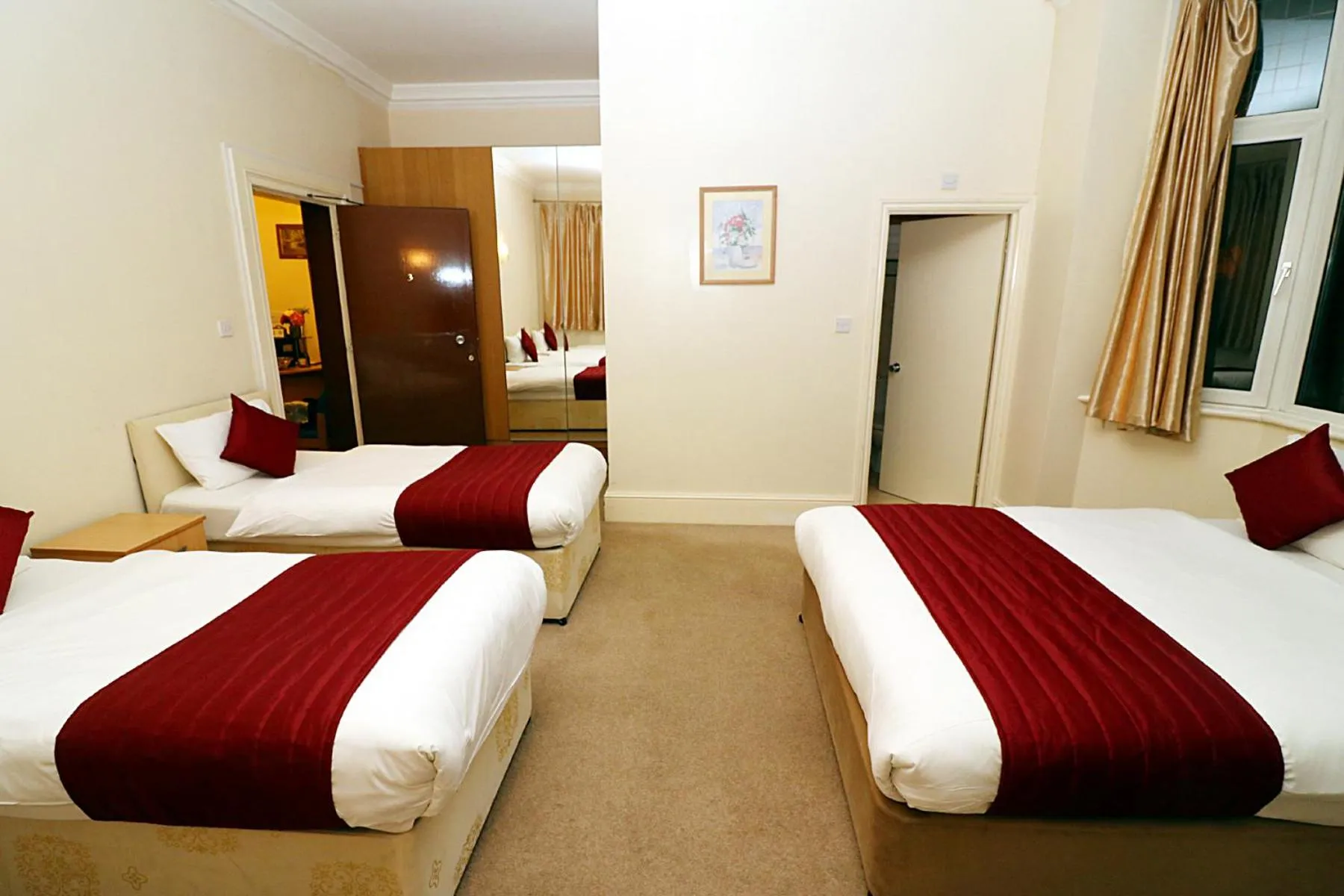 Bed in Gatwick Inn Hotel - For A Peaceful Overnight Stay