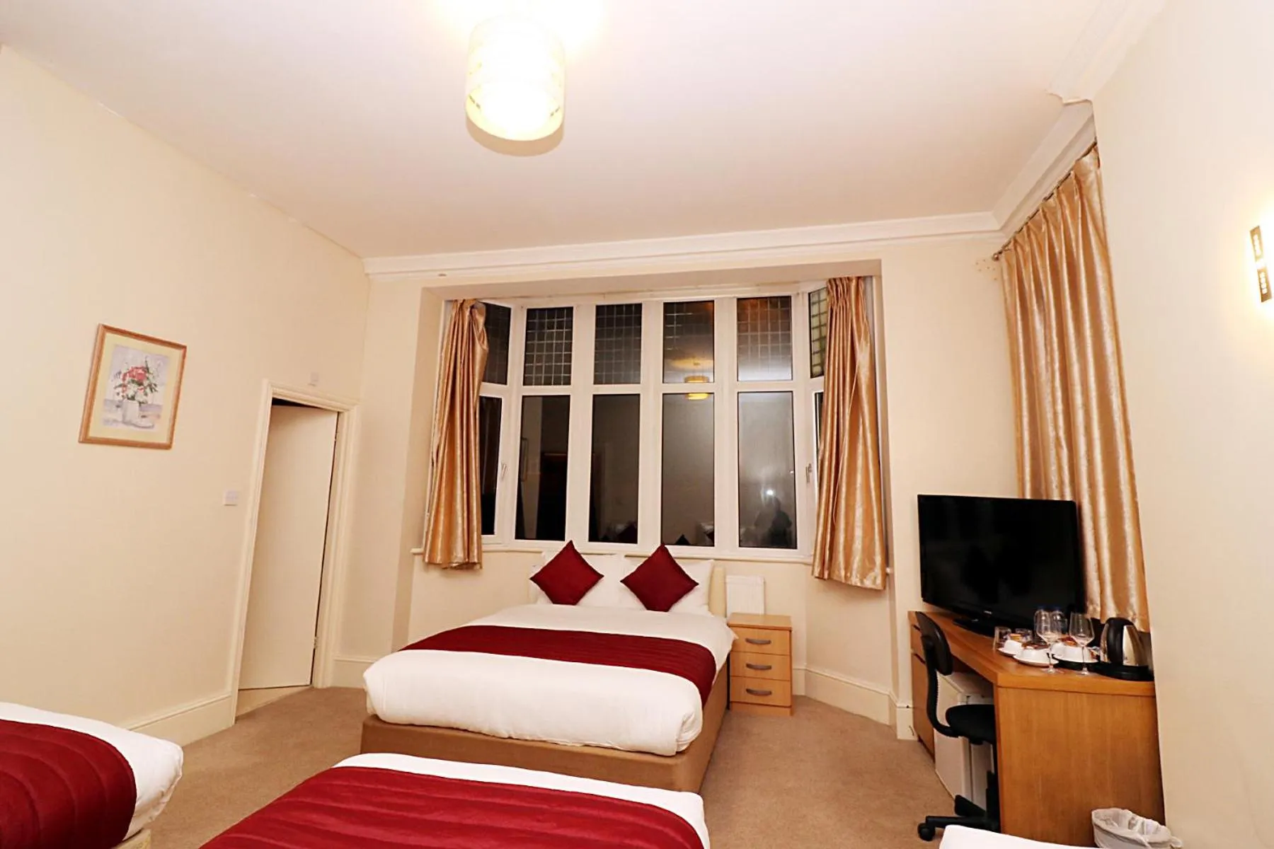 Bed in Gatwick Inn Hotel - For A Peaceful Overnight Stay