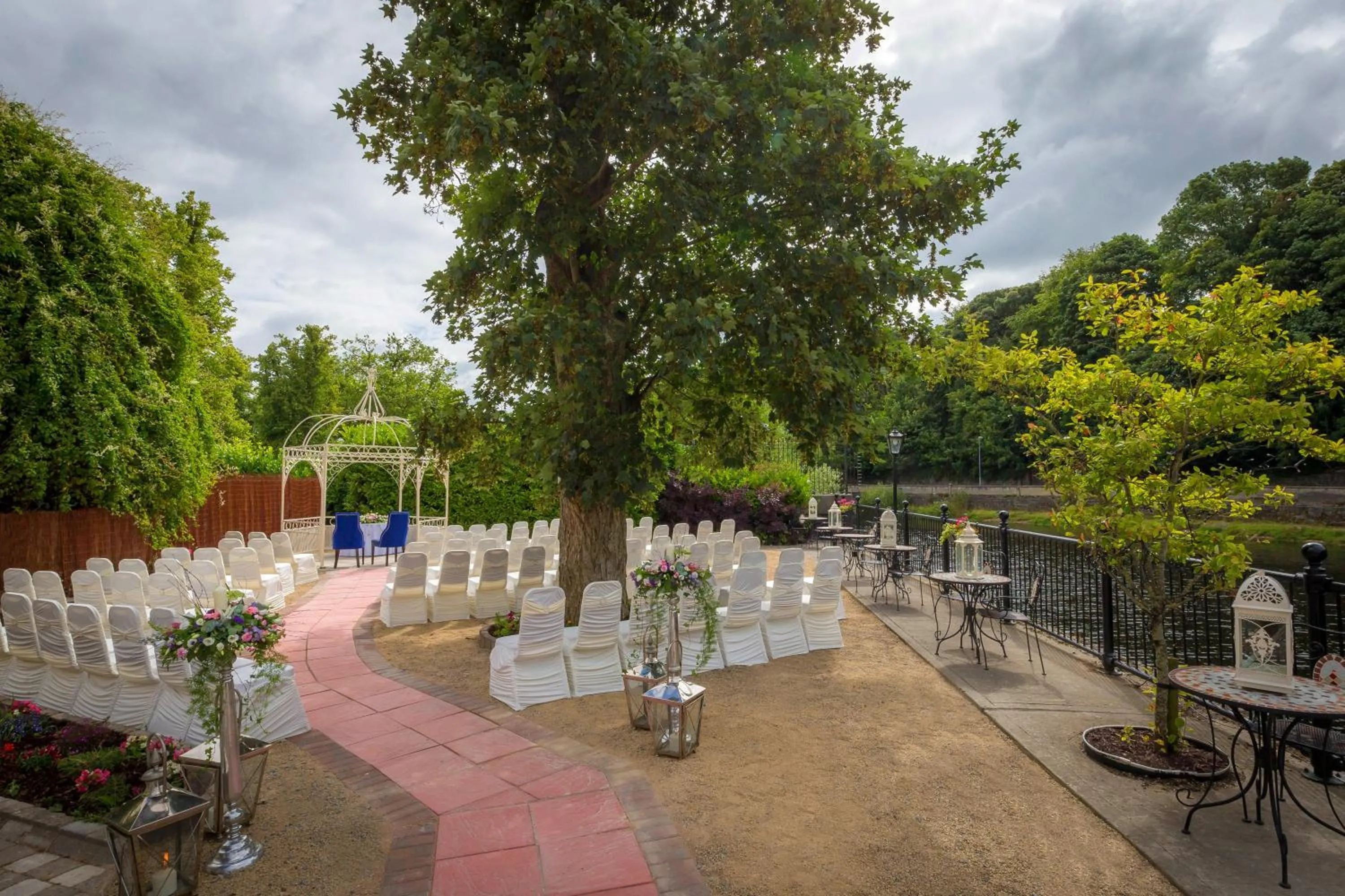 Patio in Kilkenny River Court Hotel