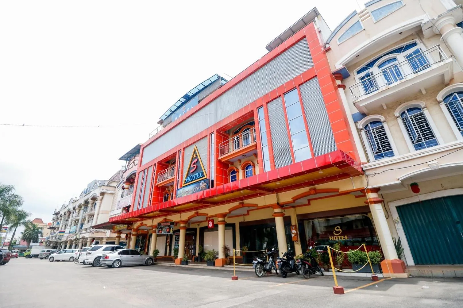 Property building in RedDoorz Plus near DC Mall Batam