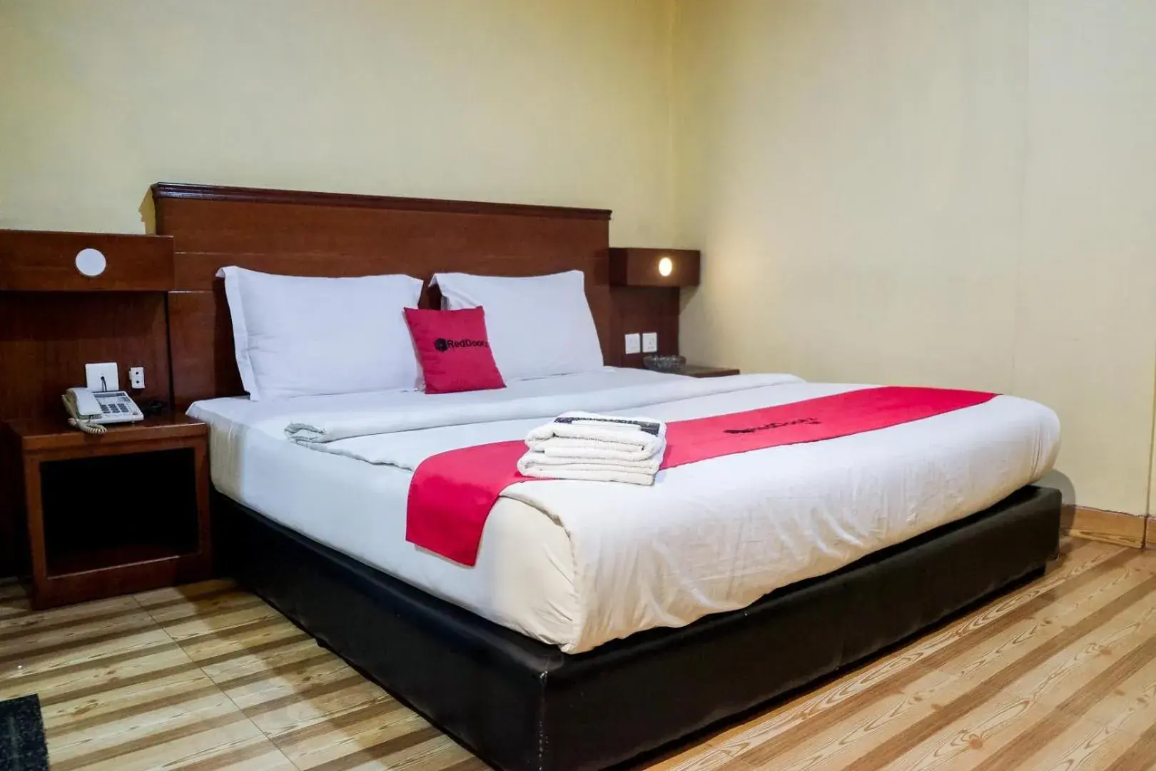 Superior Double Room in RedDoorz Plus near DC Mall Batam Superior Double Room in RedDoorz Plus near DC Mall Batam