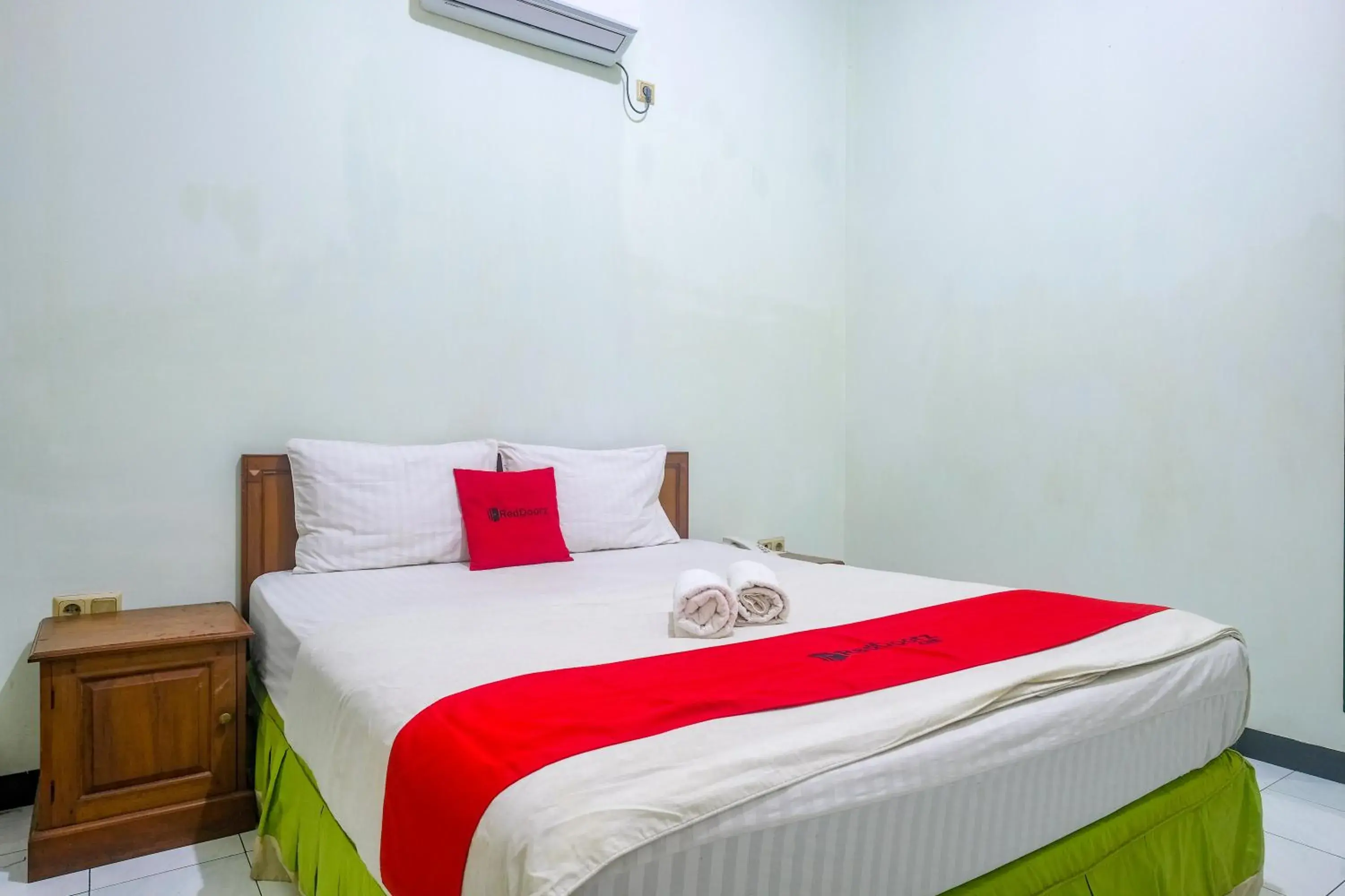 Double Room in RedDoorz near XT Square Yogyakarta Double Room in RedDoorz near XT Square Yogyakarta