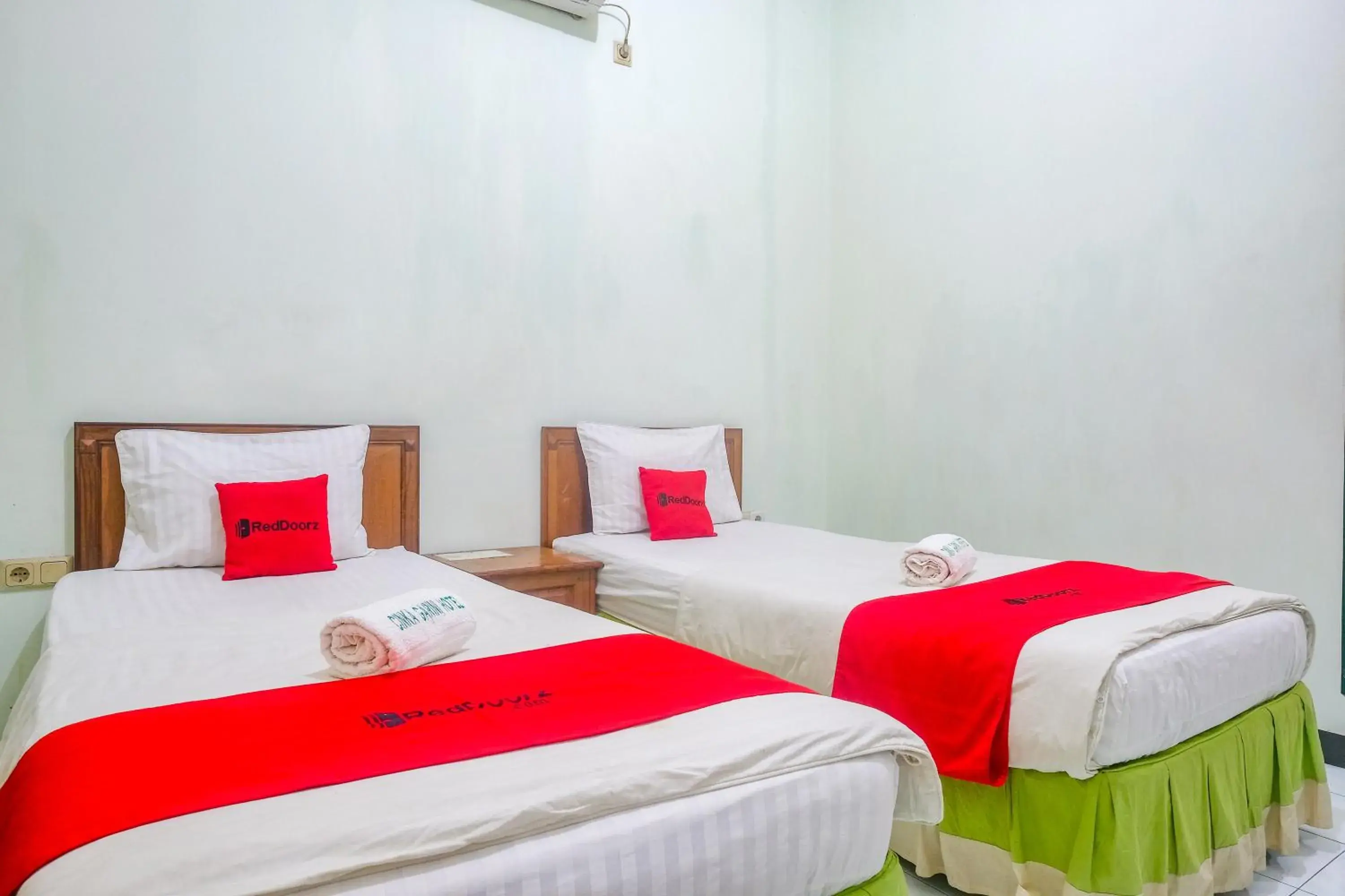 Twin Room in RedDoorz near XT Square Yogyakarta Twin Room in RedDoorz near XT Square Yogyakarta