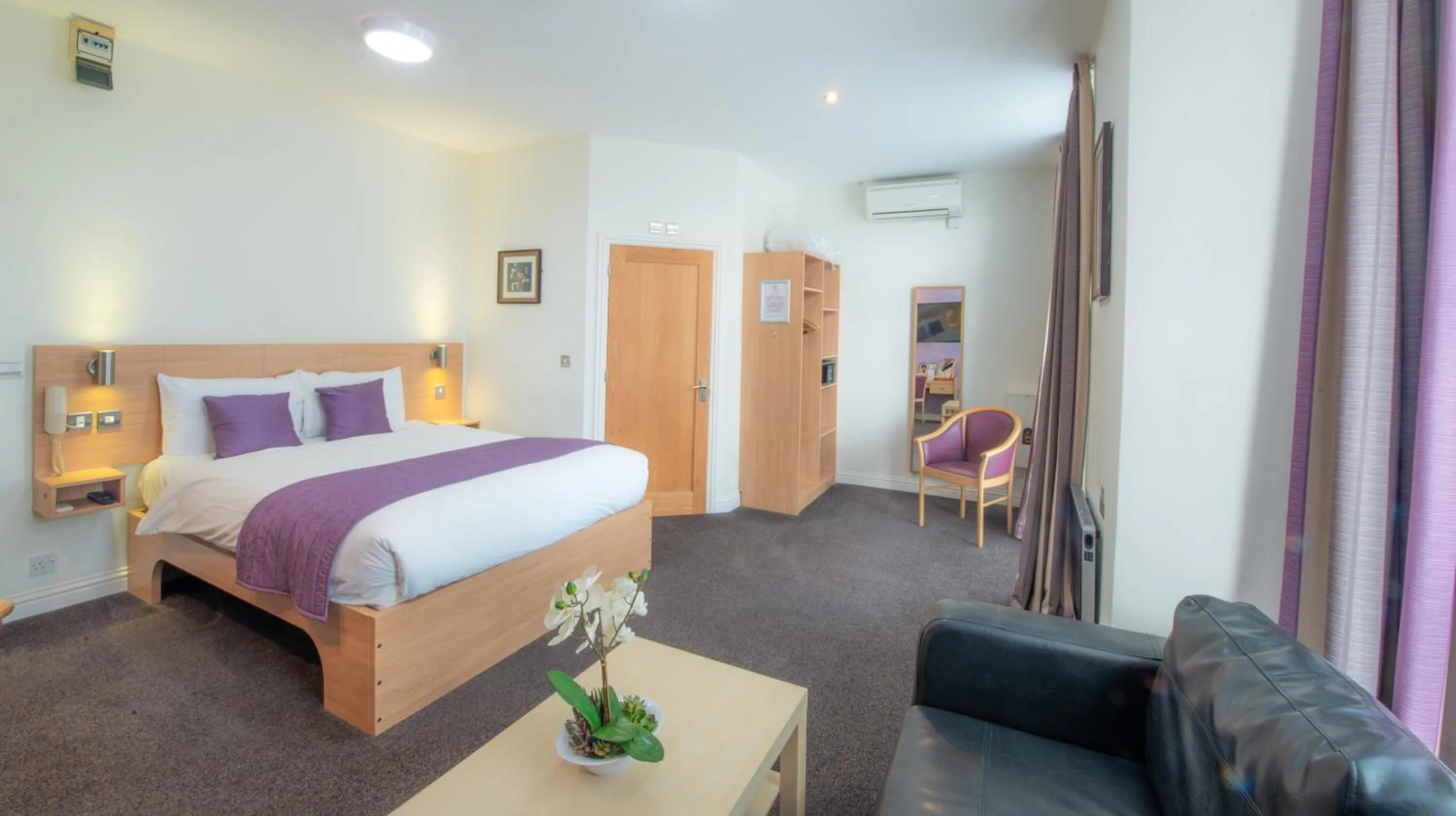 Bedroom, Bed in Fox Connaught London ExCel