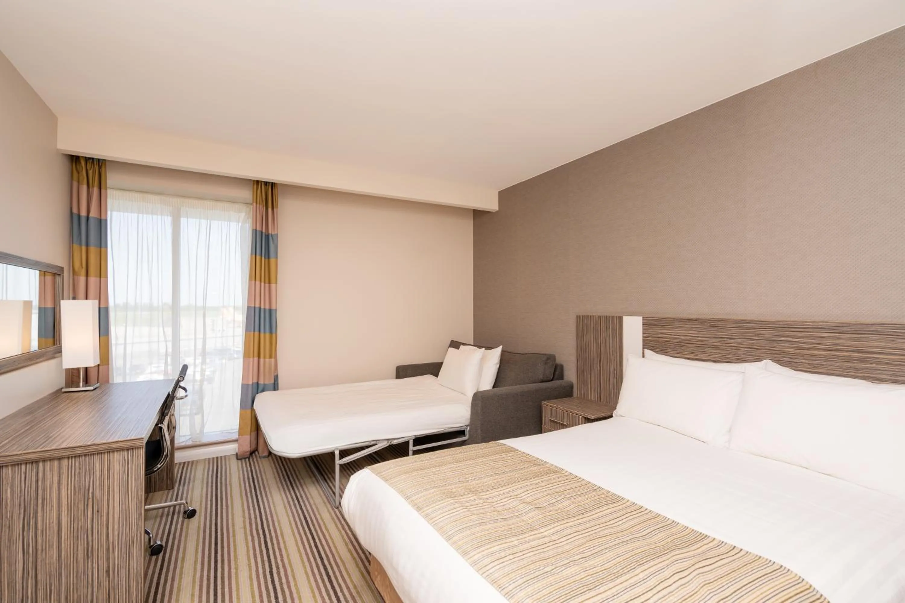 Photo of the whole room, Bed in Holiday Inn Southend by IHG