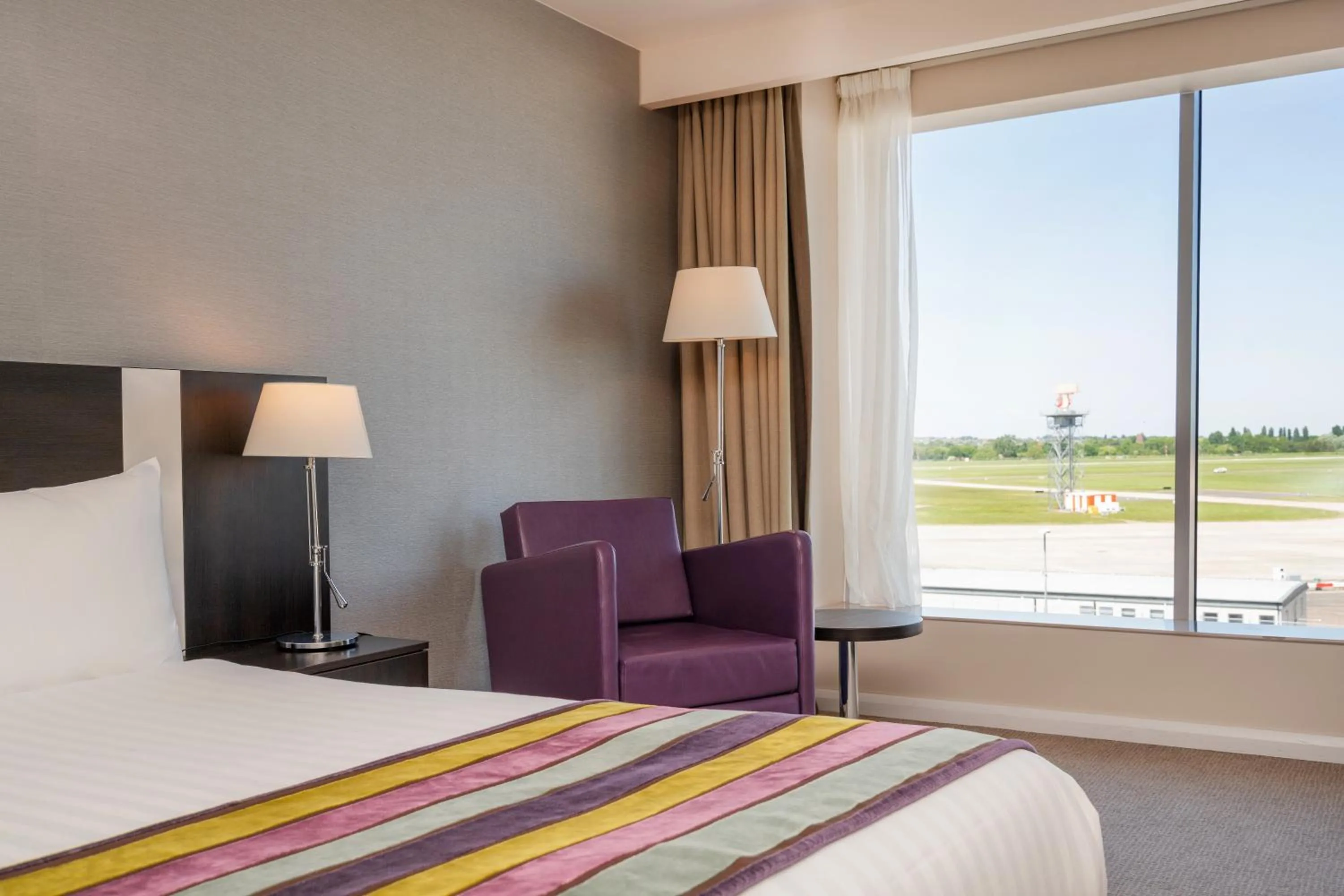 View (from property/room), Bed in Holiday Inn Southend by IHG