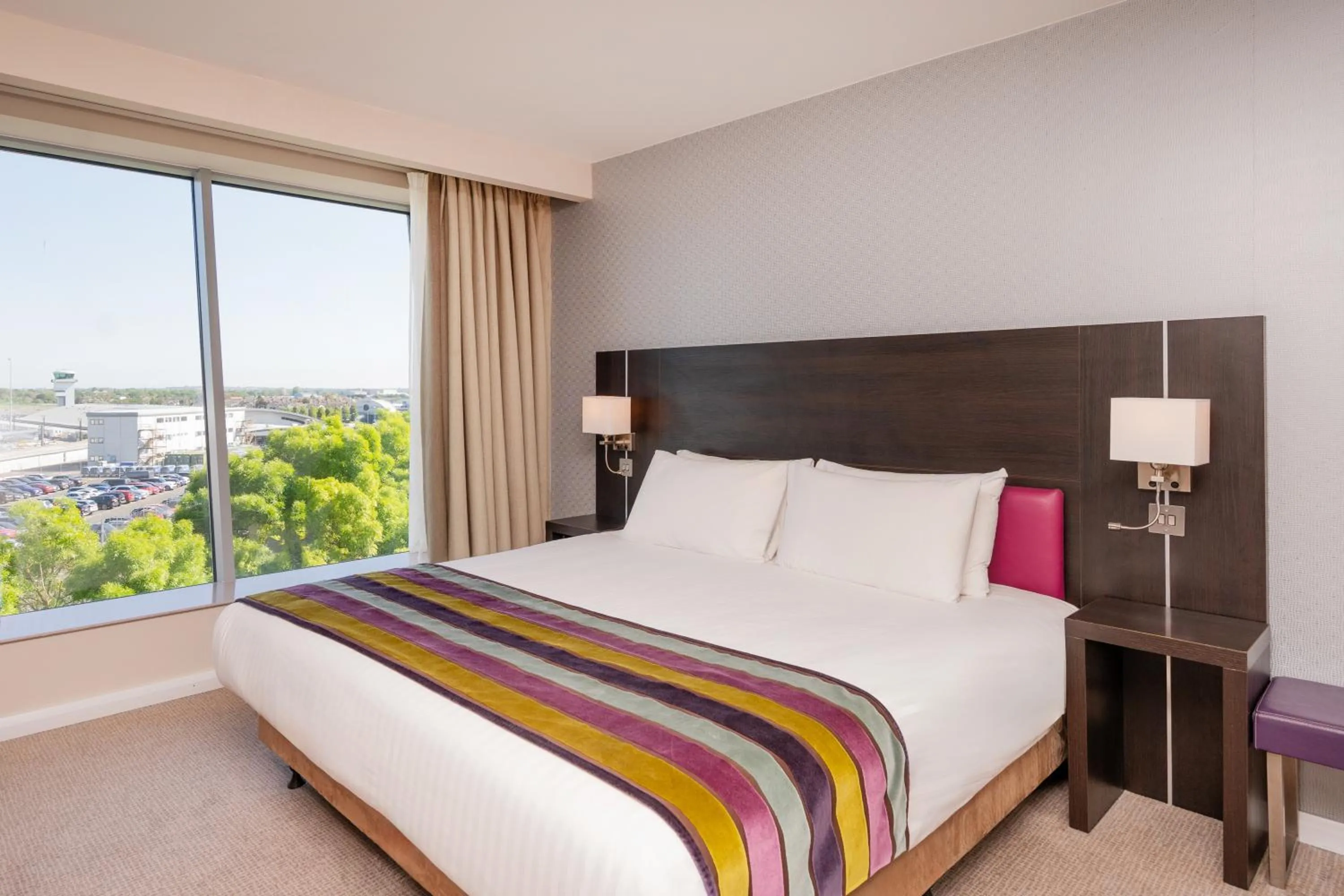 View (from property/room), Bed in Holiday Inn Southend by IHG