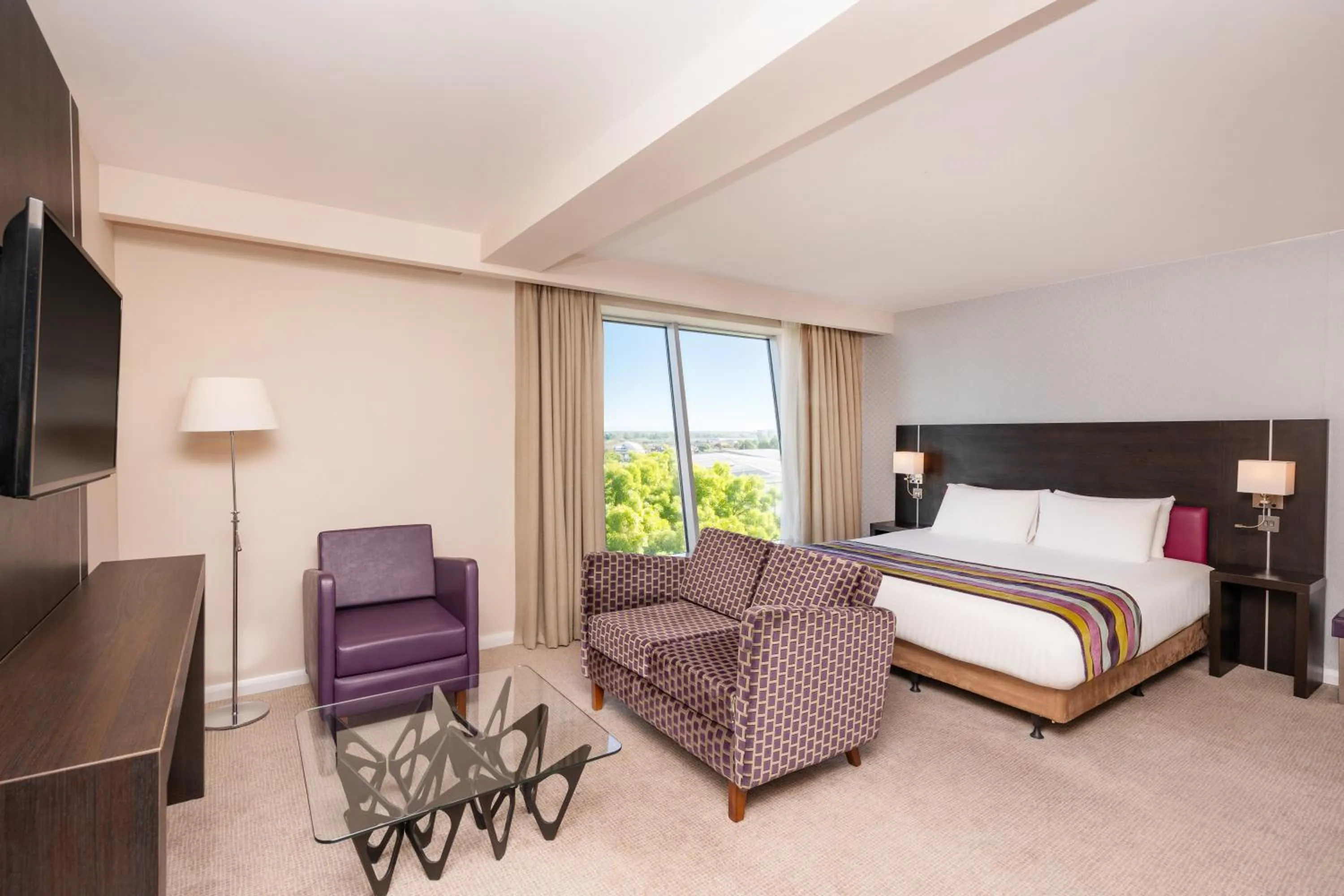 Seating area, Bed in Holiday Inn Southend by IHG