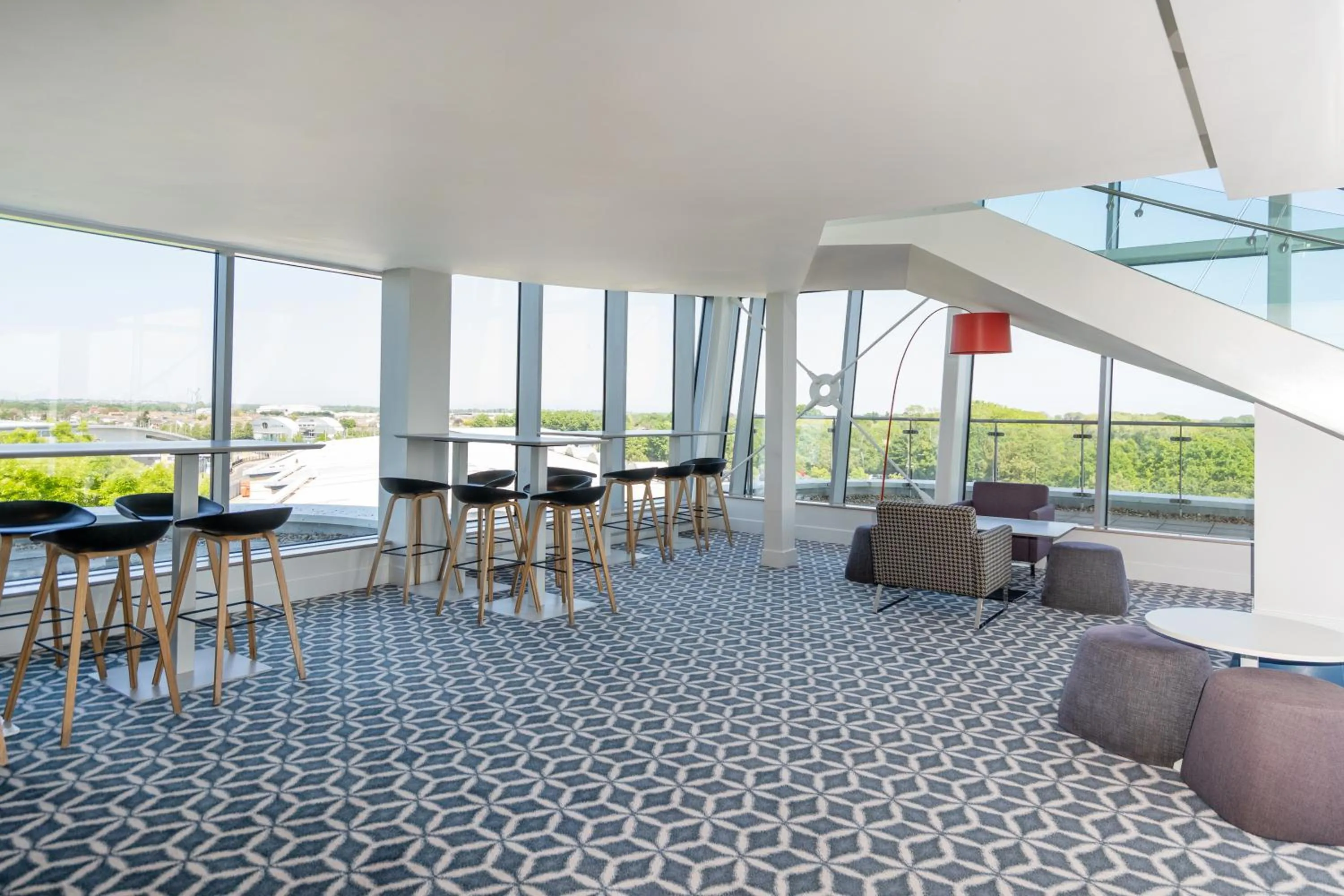 Lounge or bar in Holiday Inn Southend by IHG