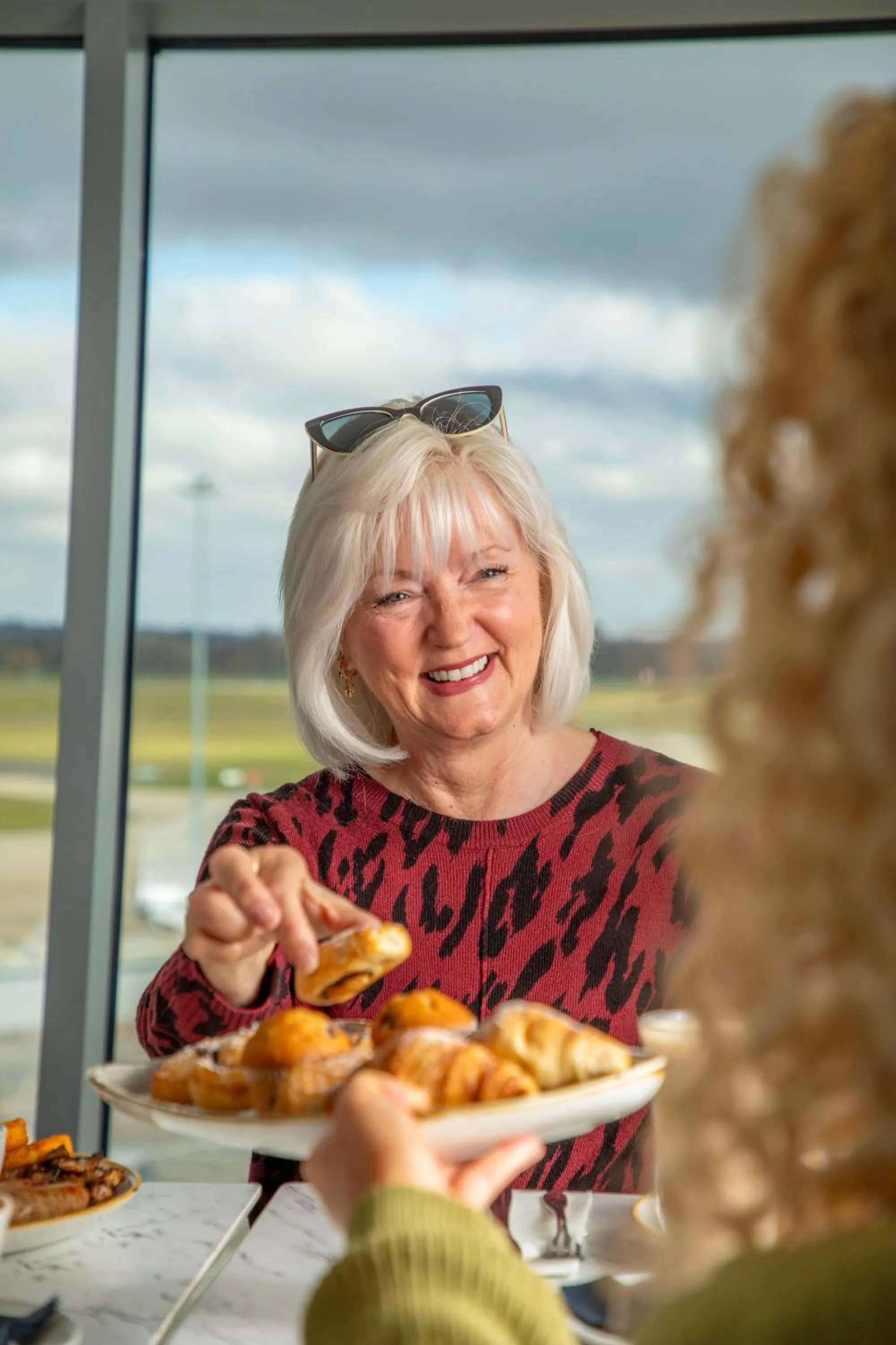 Lounge or bar in Holiday Inn Southend by IHG