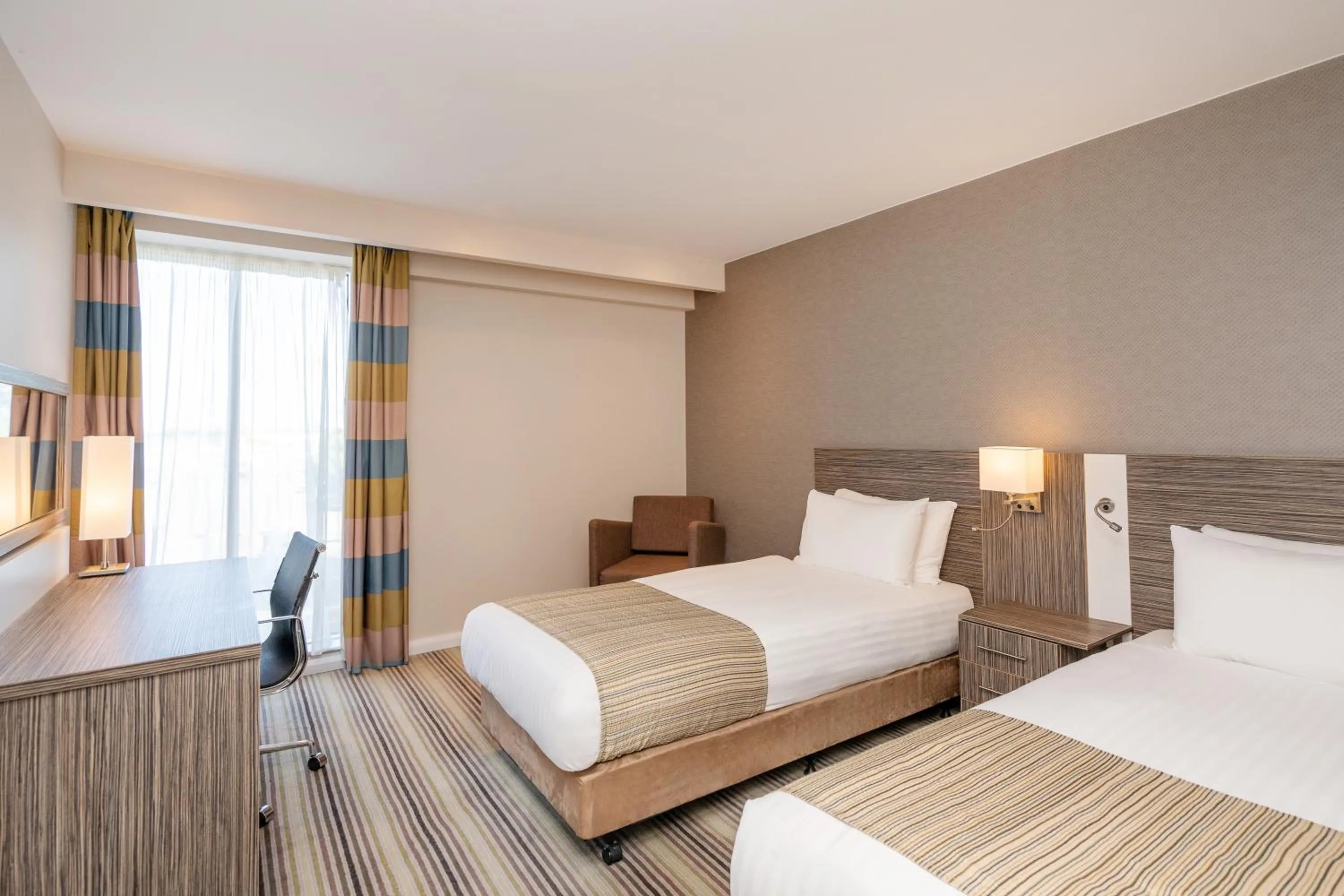 View (from property/room), Bed in Holiday Inn Southend by IHG