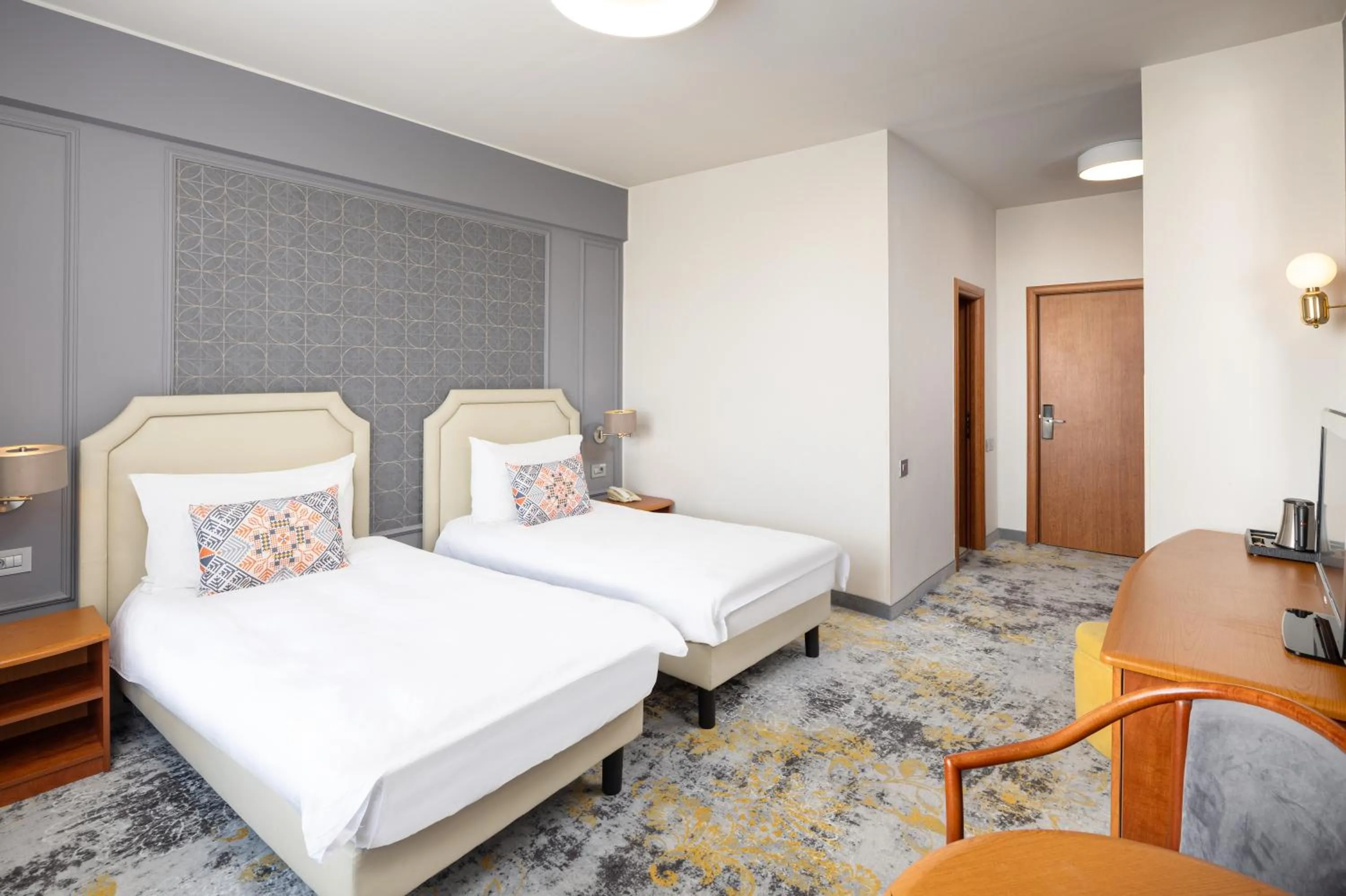 Coffee/tea facilities, Bed in Mercure Sibiu Airport