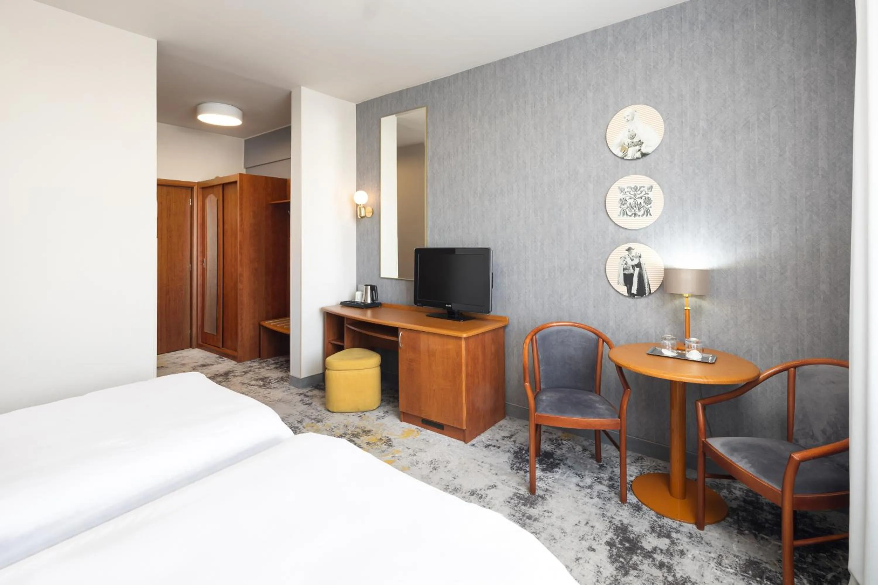 Coffee/tea facilities, Bed in Mercure Sibiu Airport