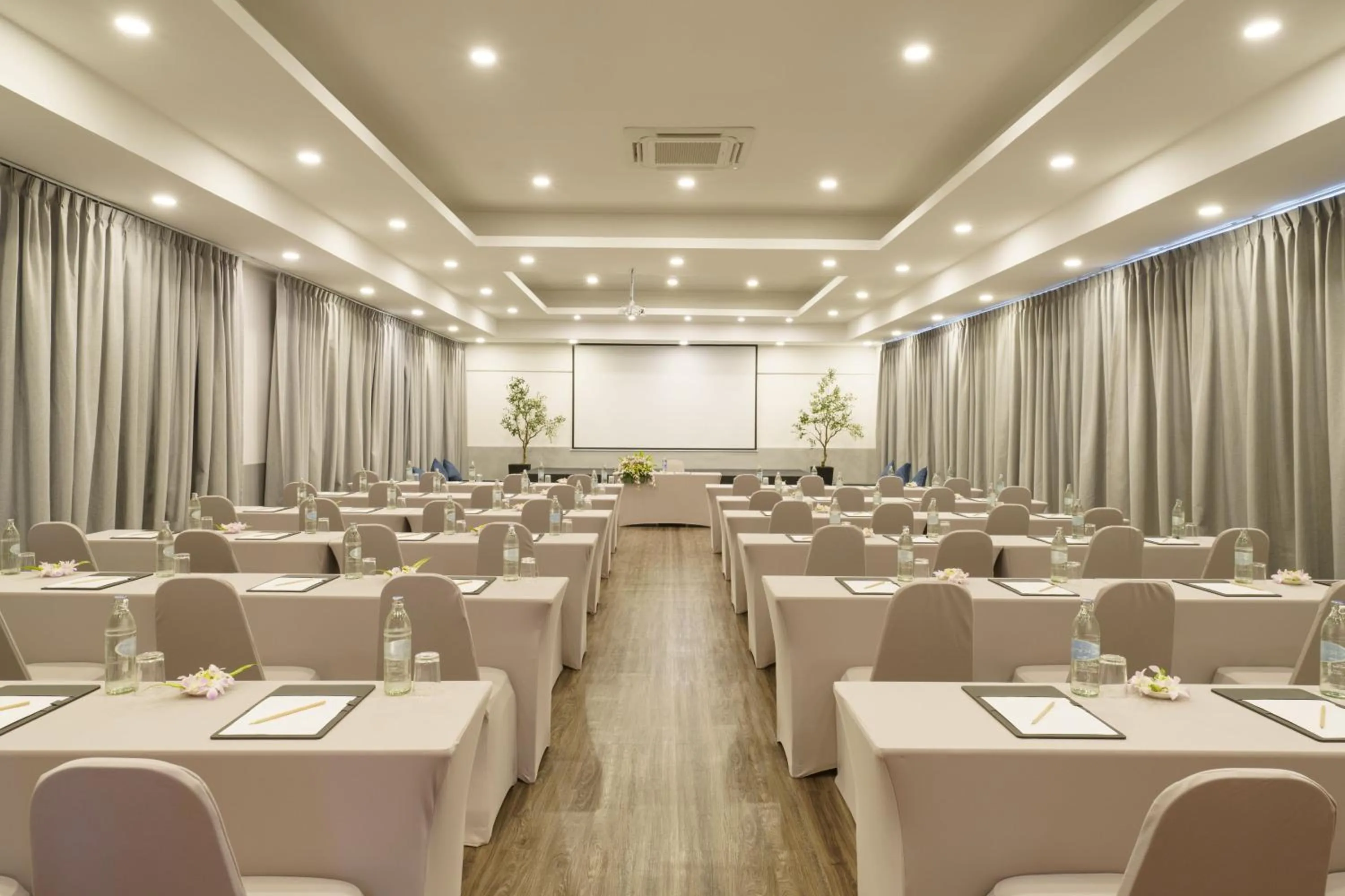 Meeting/conference room in SureStay By Best Western Iconic Suvarnabhumi
