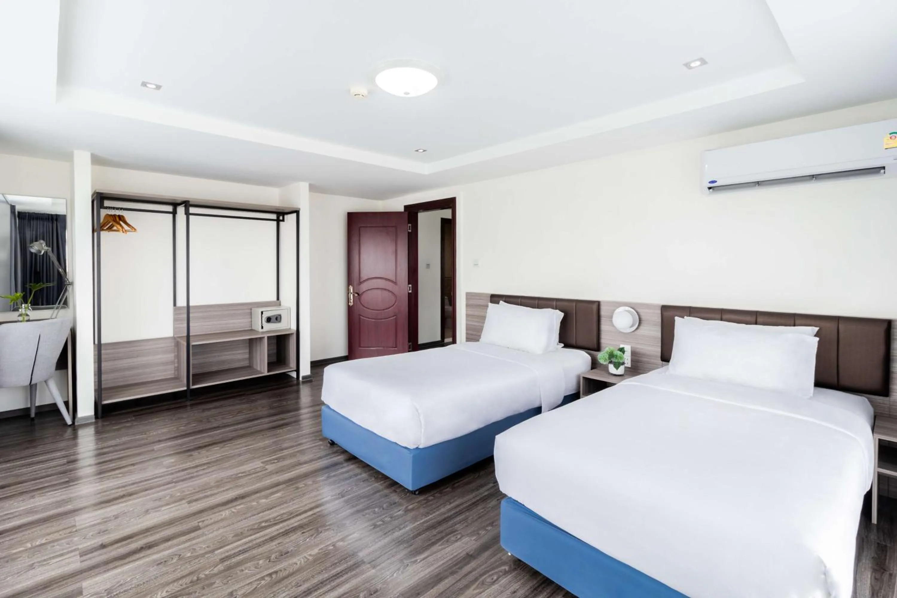 Photo of the whole room, Bed in SureStay By Best Western Iconic Suvarnabhumi